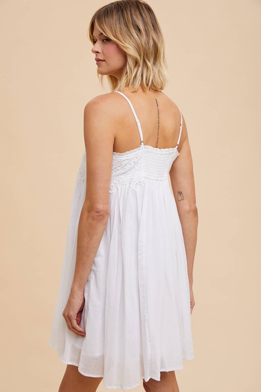 ILD5675 EYELET BABYDOLL MINI DRESS: OFF-WHITE