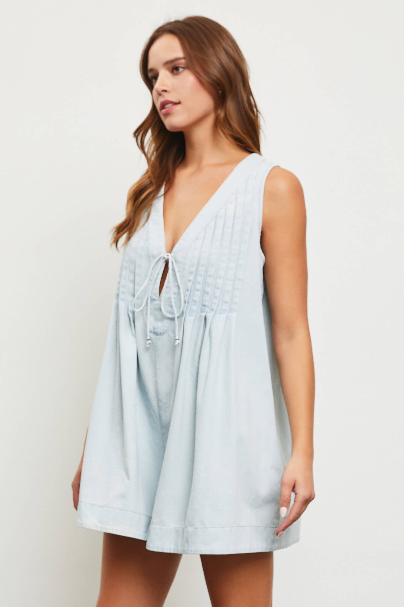 TIE WITH PLEATED DENIM ROMPER: WASHED DENIM / DS0590