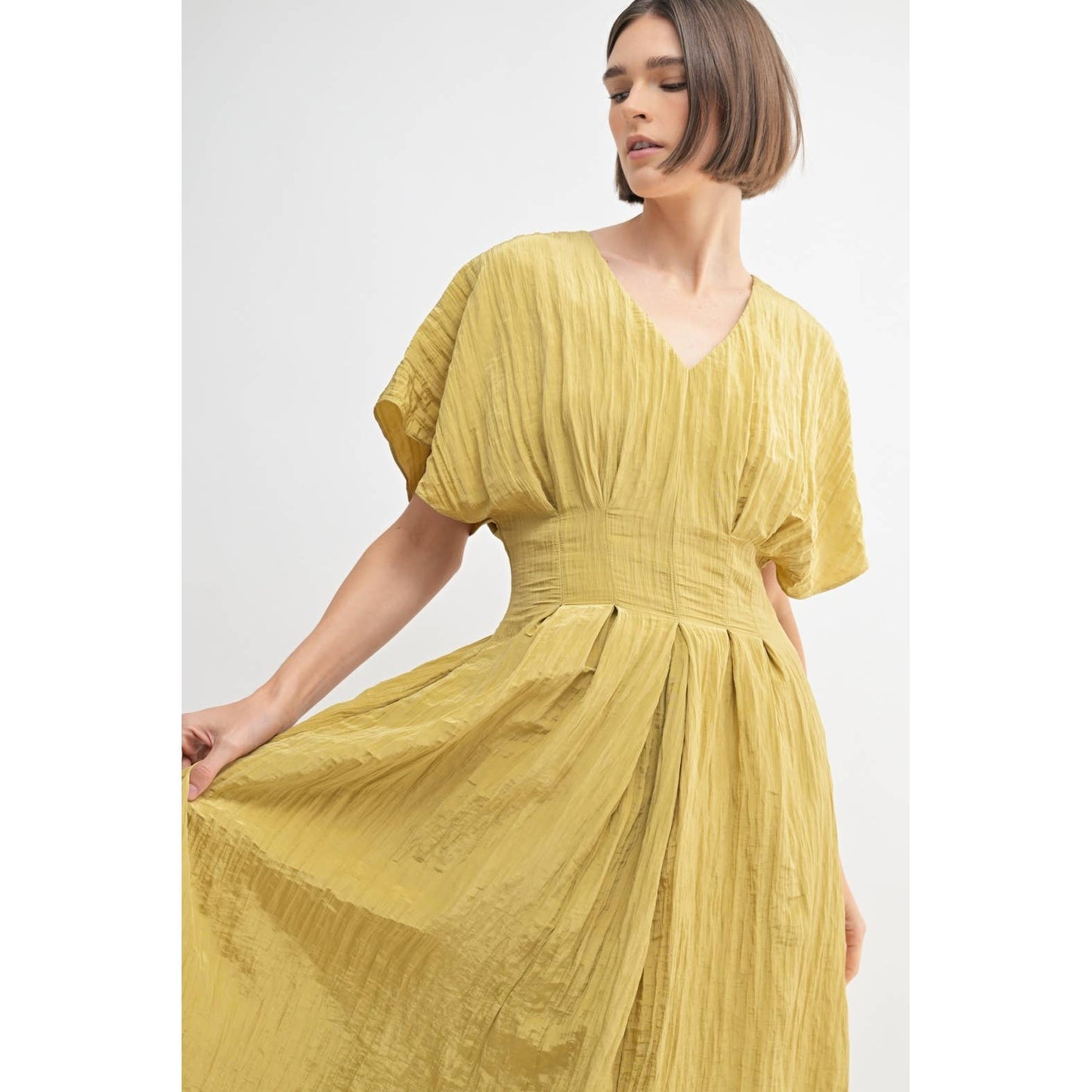 TEXTURE WOVEN V NECK PLEAT DETAIL MIDI DRESS: FAWN / FD67945_1