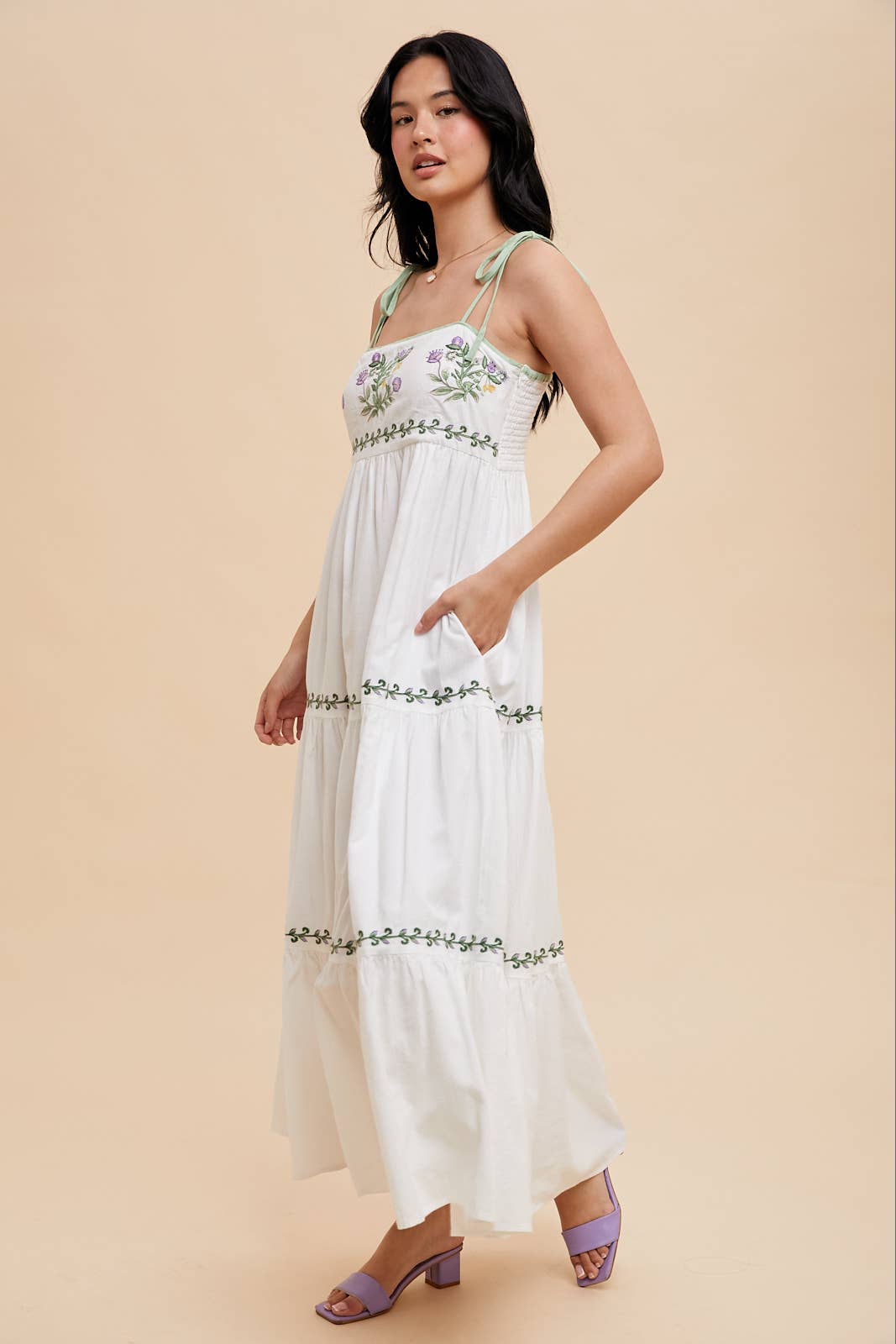 EMBROIDERED TIERED MAXI DRESS: Off-White / ILD6175