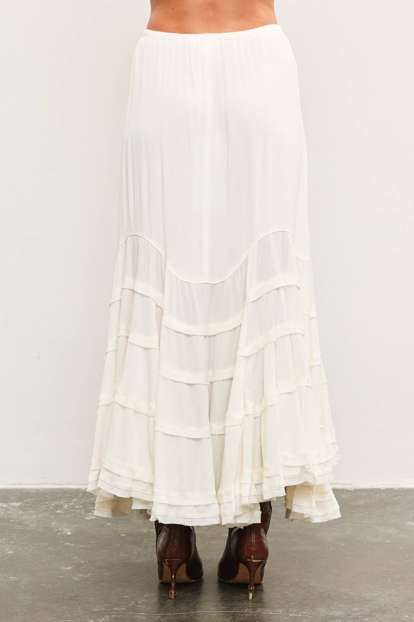 TIE FRONT WAVE TIERED SKIRT: OFF WHITE / S24230