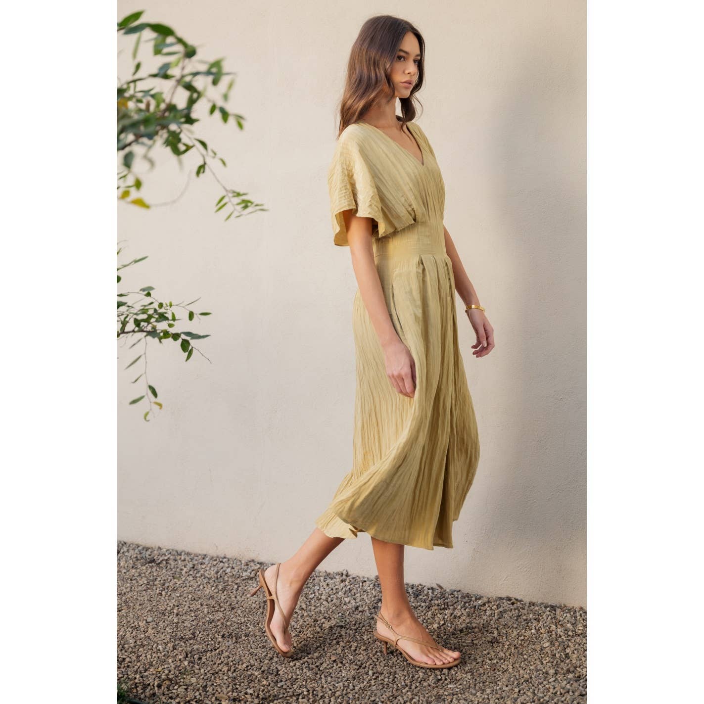 TEXTURE WOVEN V NECK PLEAT DETAIL MIDI DRESS: FAWN / FD67945_1