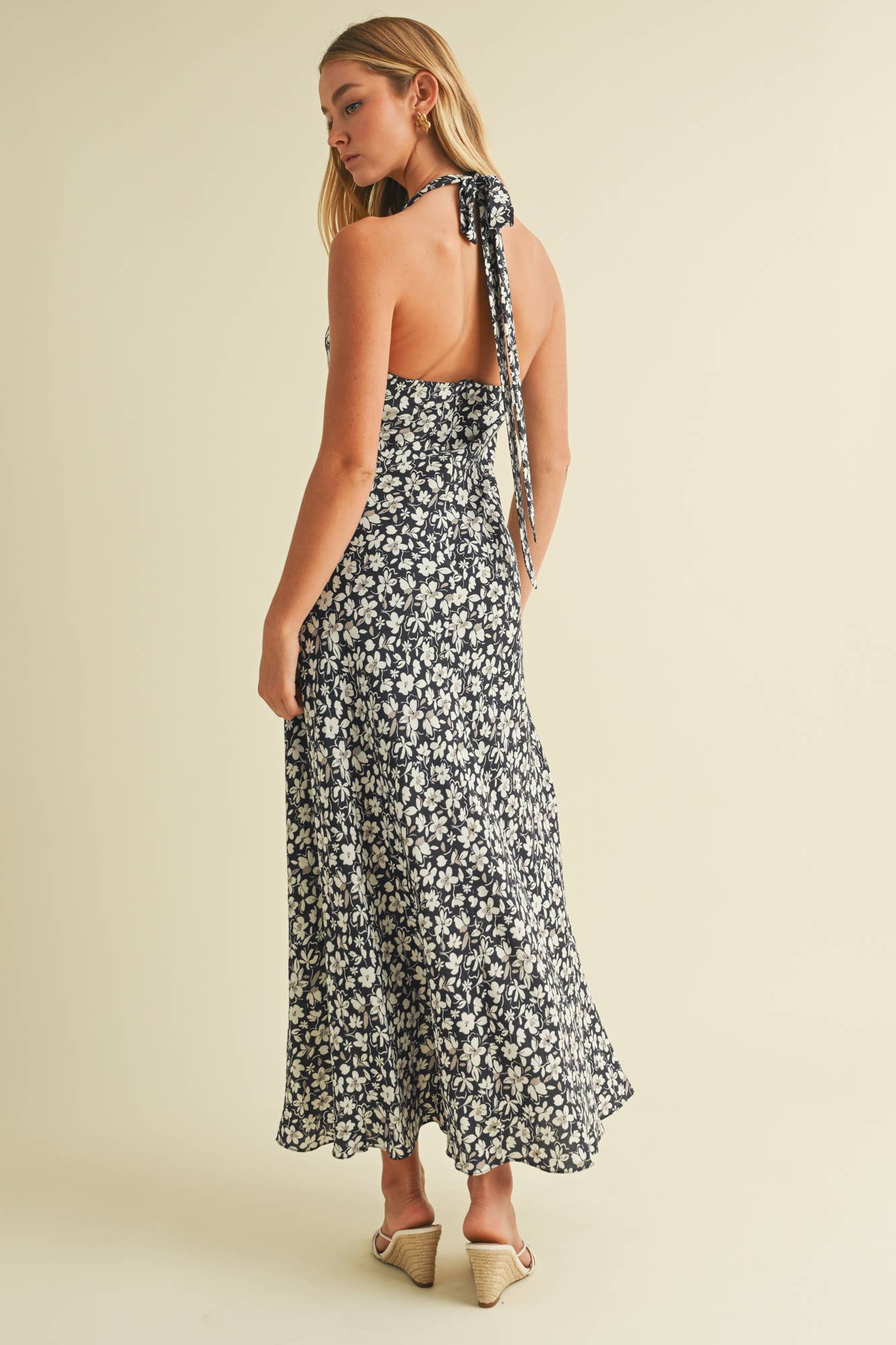 PRINTED HALTER NECK TIE DRESS: GRAPHITE / S25342UGK