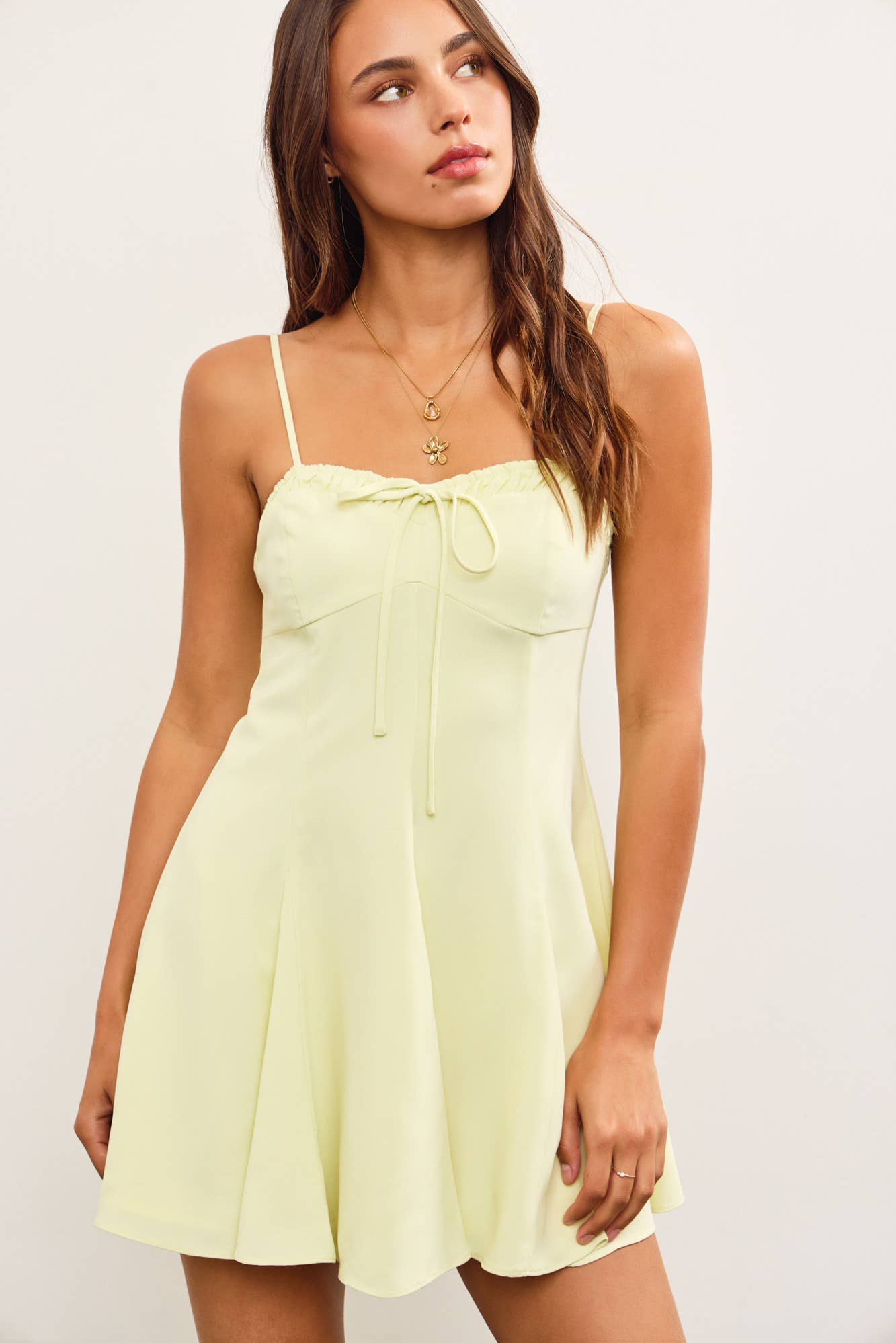 TIE FRONT SHIRRING FLARE CAMI DRESS: Black / C50086