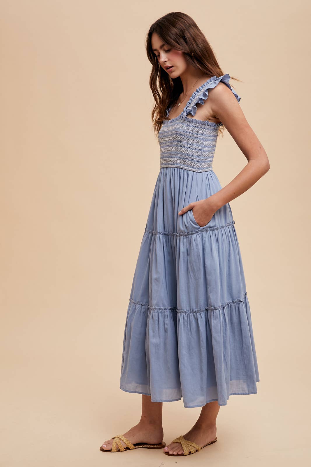 CONTRAST STITCHED SMOCKED MAXI DRESS: AIRY BLUE / ILD6242