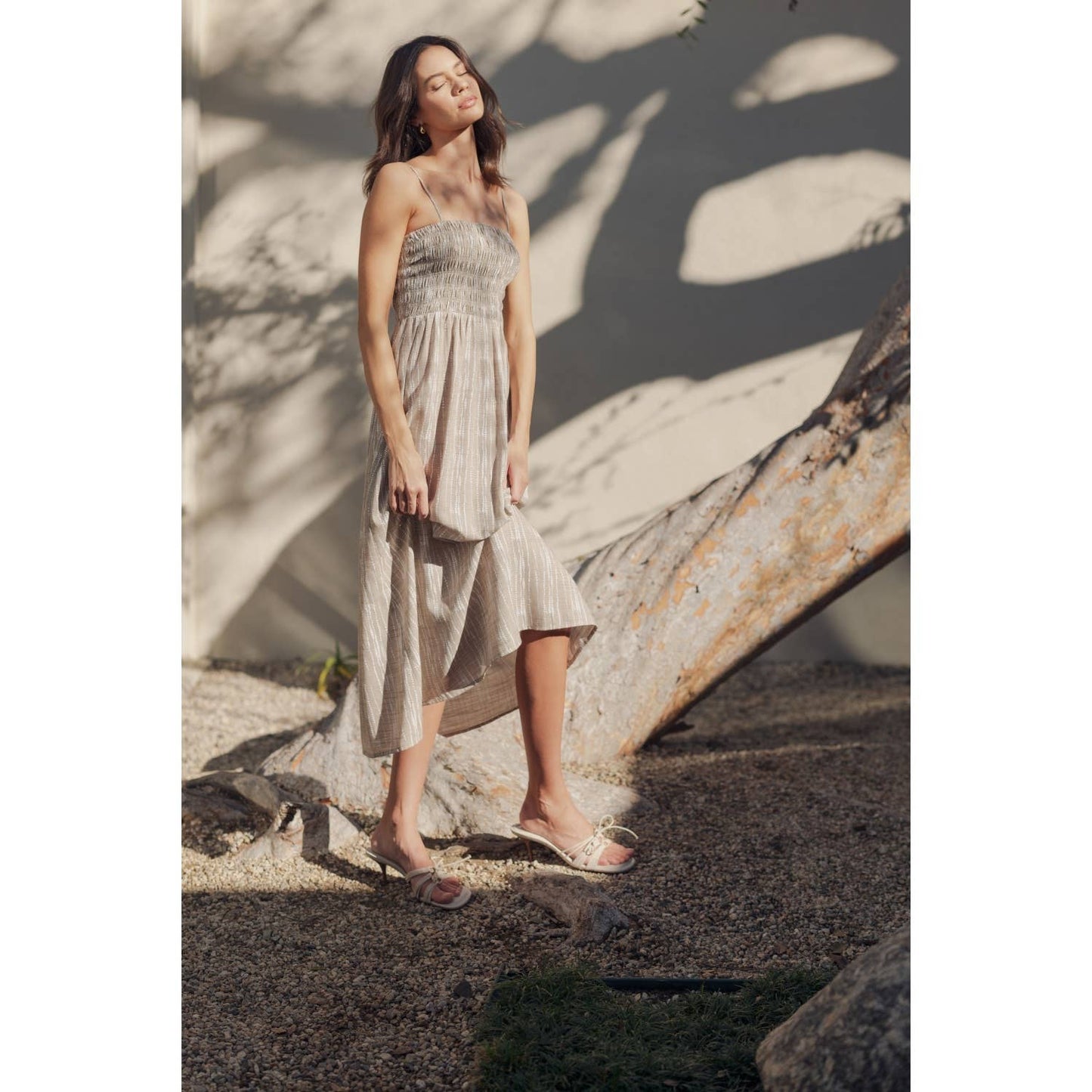 ABSTRACT PRINT SMOCKING DETAIL MIDI DRESS: Taupe / FD67696_1