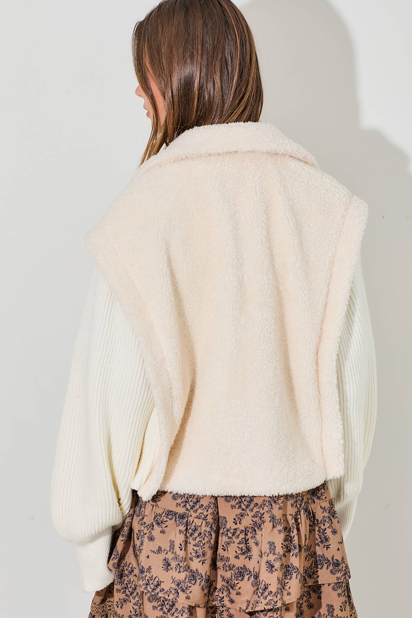TWO MATERIAL FAUX FUR VEST JACKET: TAUPE / BJ1287