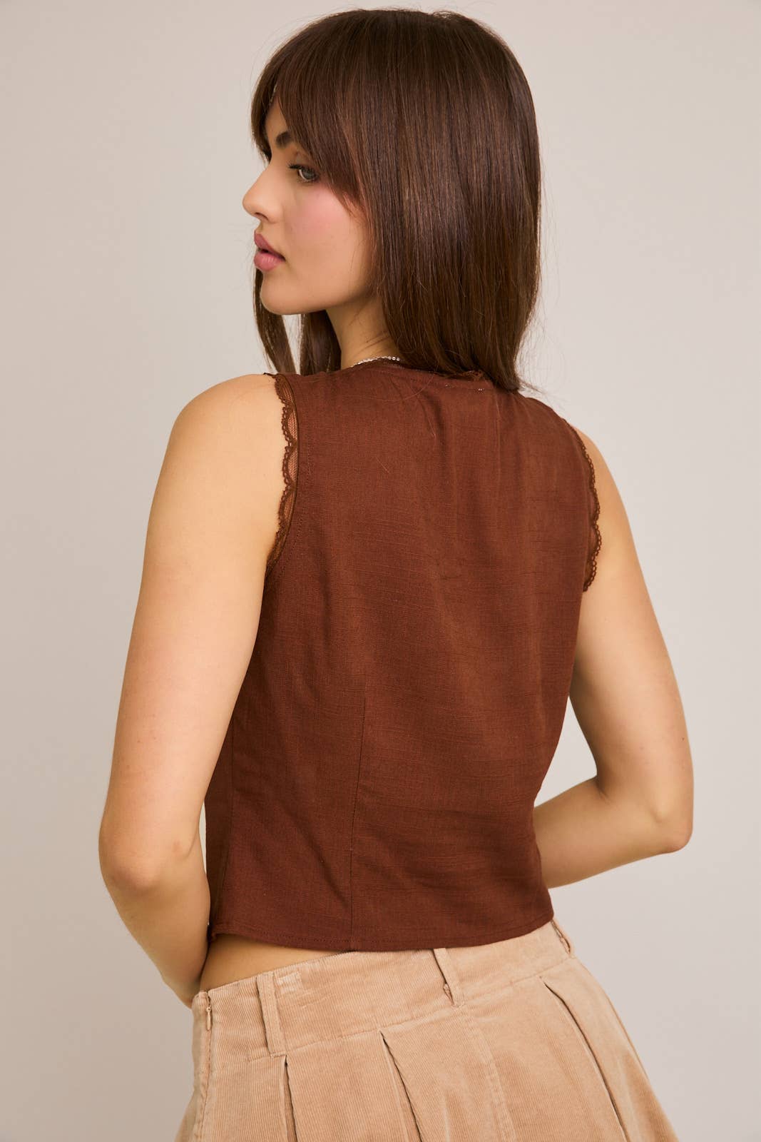 A SCOOP NECKLINE TOP WITH TRIM DETAIL: MOCHA / Pt6295