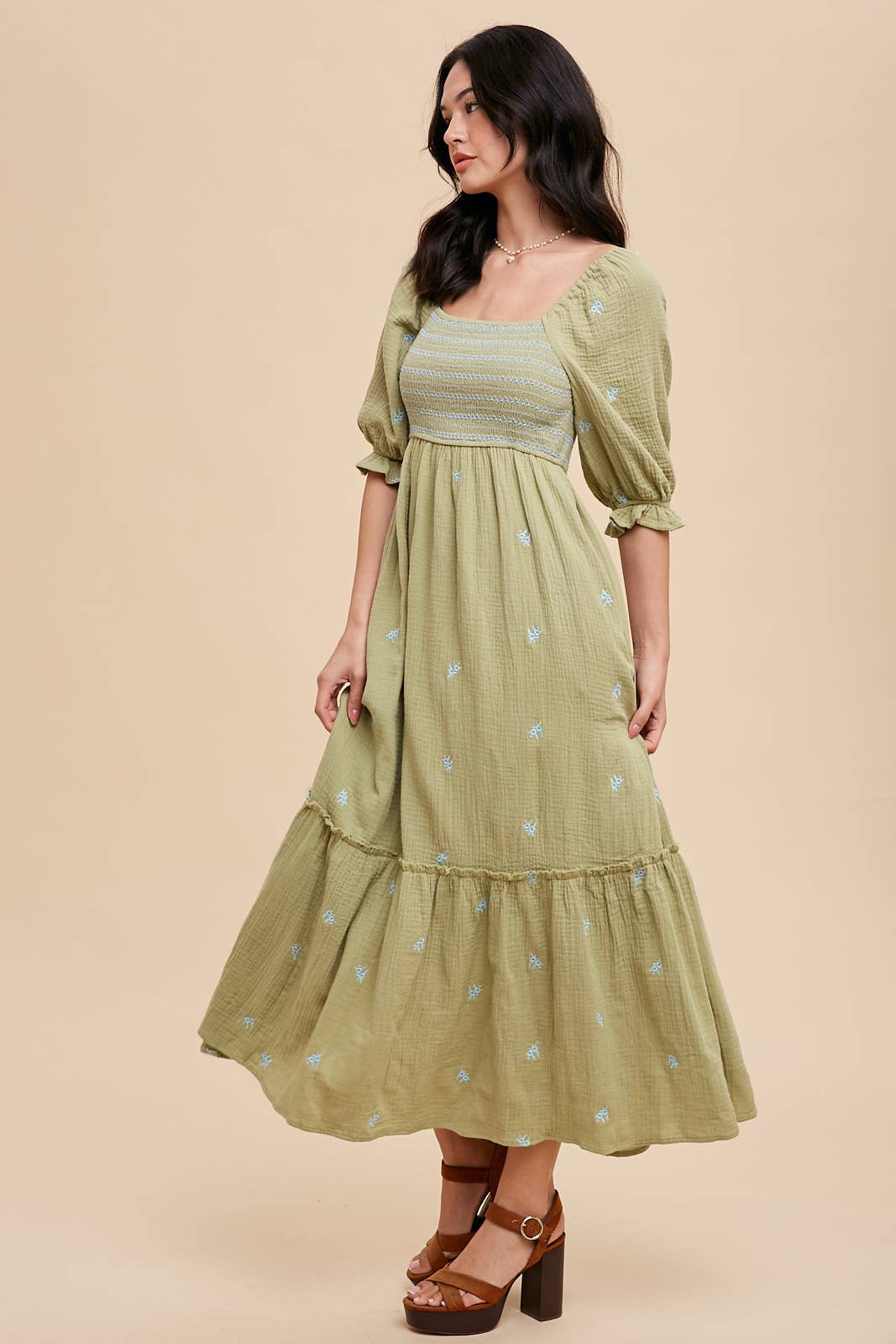 EMBROIDERED COTTON GAUZE SMOCKED DRESS: OFF WHITE / ILD5490