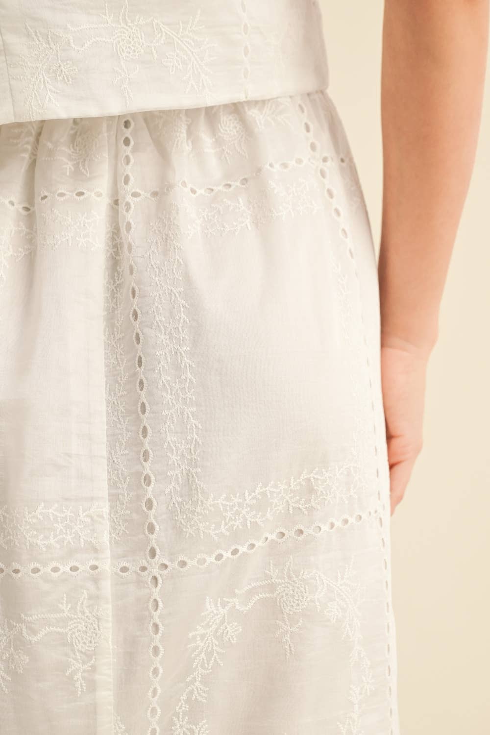 S4843ST EYELET DETAIL SKIRT: WHITE