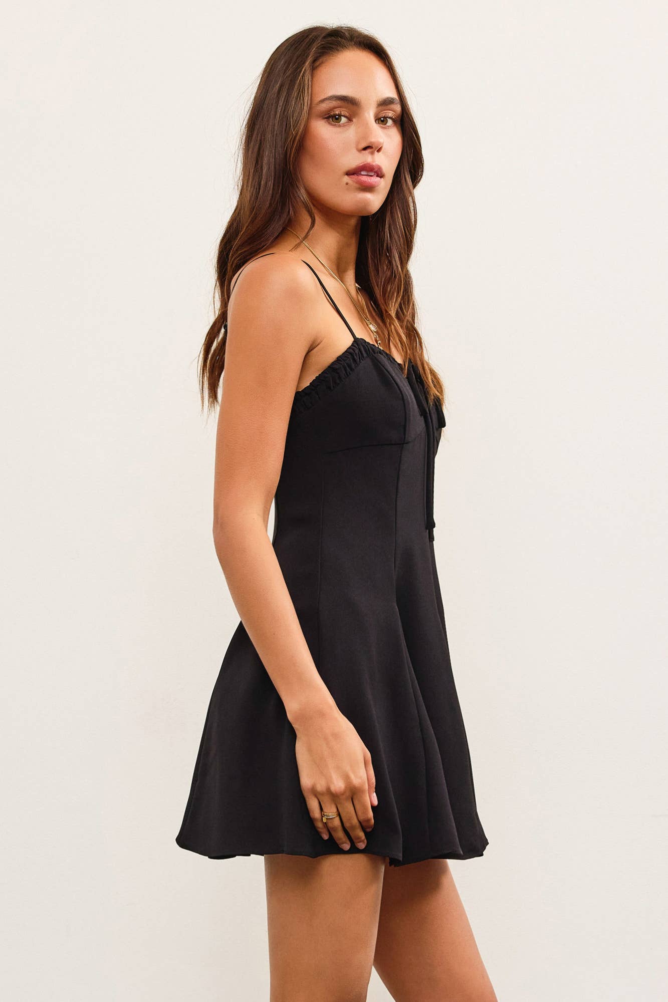 TIE FRONT SHIRRING FLARE CAMI DRESS: Black / C50086