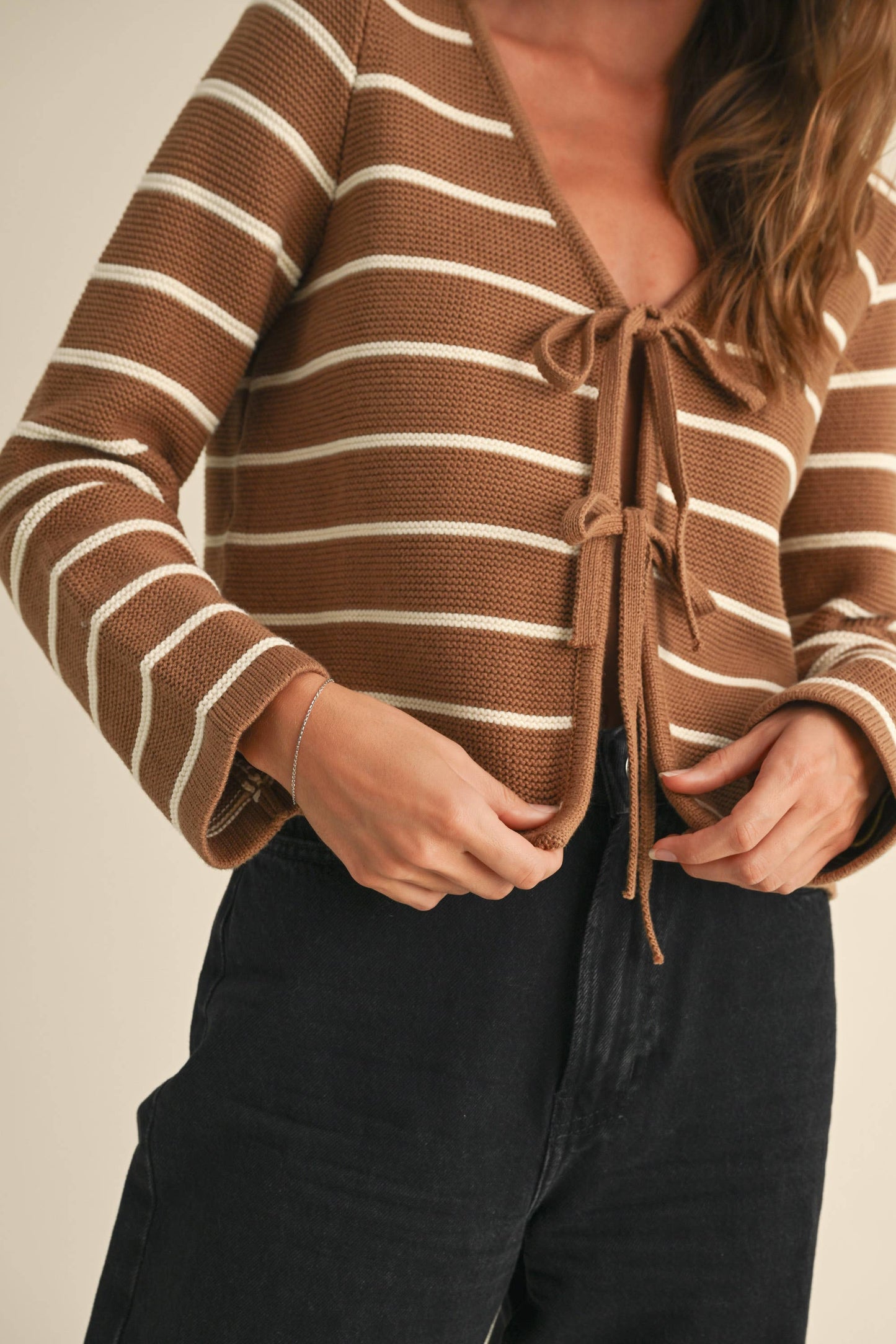 J4757   STRIPED TIED FRONT CARDIGAN: MOCHA/WHITE