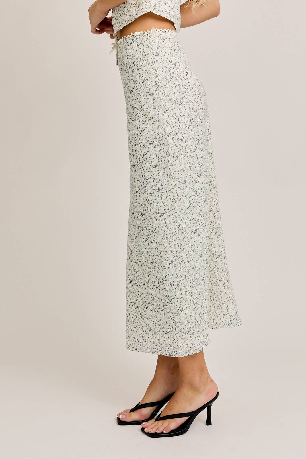HIGH WAISTED LACE TRIM DETAIL FLORAL MAXI SKIRT: CREAM-LAVENDER DITSY / IS5162