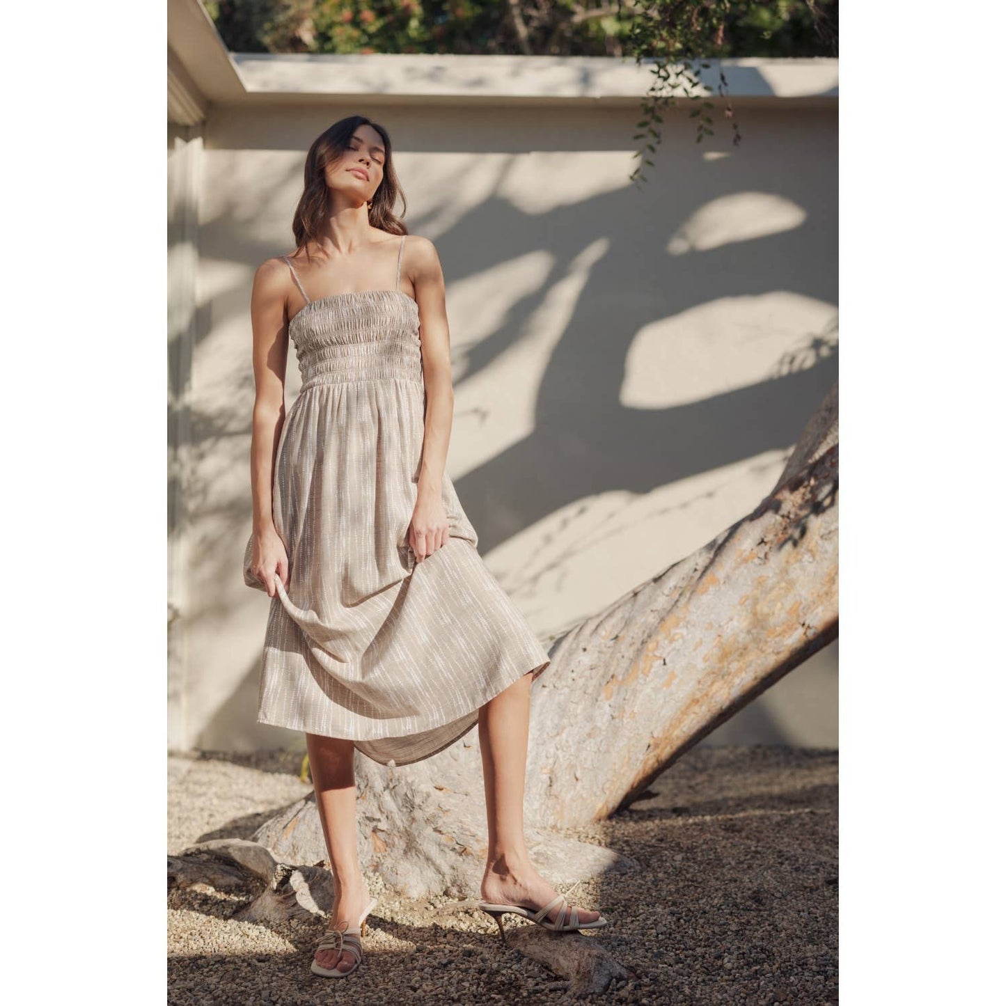 ABSTRACT PRINT SMOCKING DETAIL MIDI DRESS: Taupe / FD67696_1