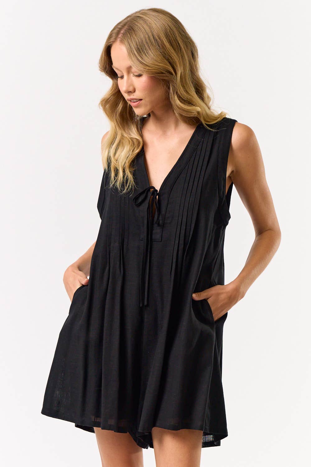 ILR5040 V-NECK FRONT TIE SLEEVELESS ROMPER: OFF WHITE / MEDIUM