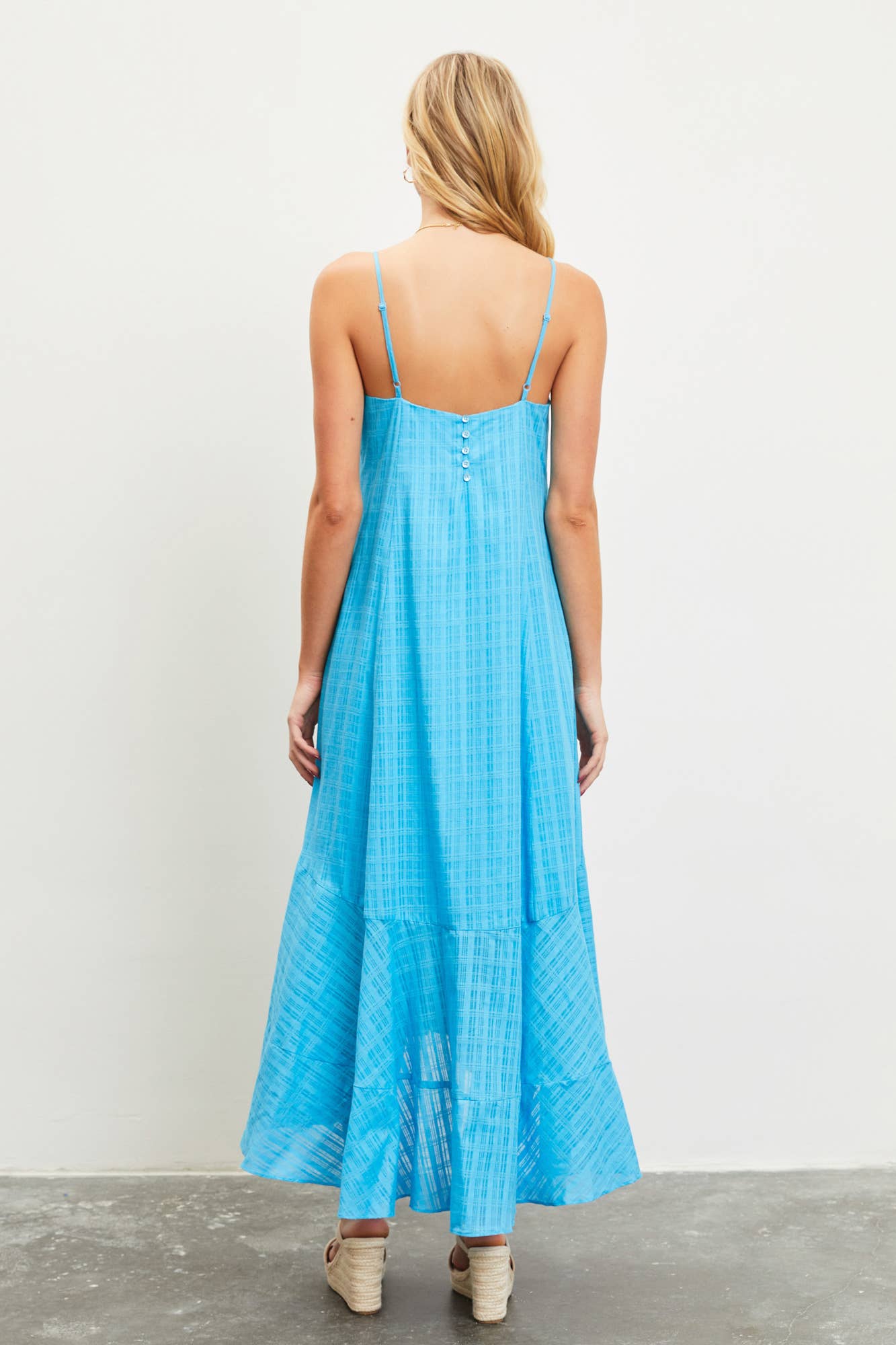 BUTTON BACK DETAIL CAMI DRESS: OFF WHITE / S23135