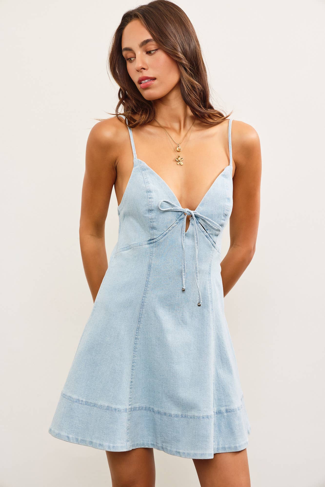 CUT OUT V NECK DENIM CAMI DRESS: LT.DENIM / DS0795
