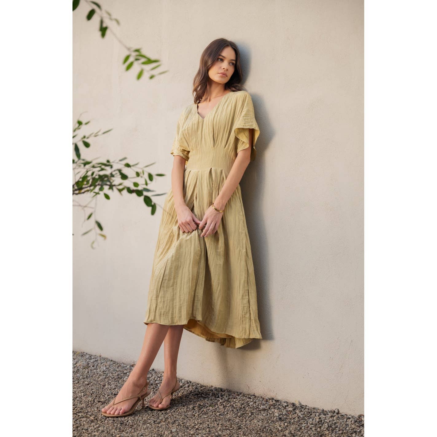 TEXTURE WOVEN V NECK PLEAT DETAIL MIDI DRESS: FAWN / FD67945_1