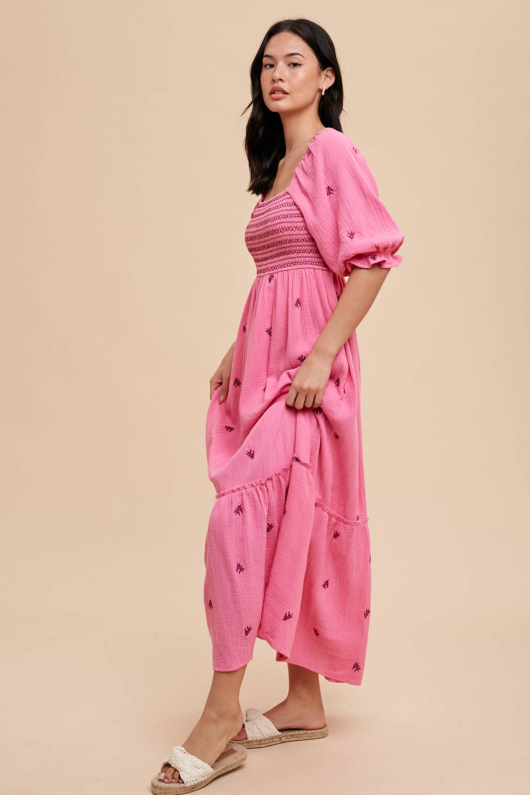 EMBROIDERED COTTON GAUZE SMOCKED DRESS: OFF WHITE / ILD5490