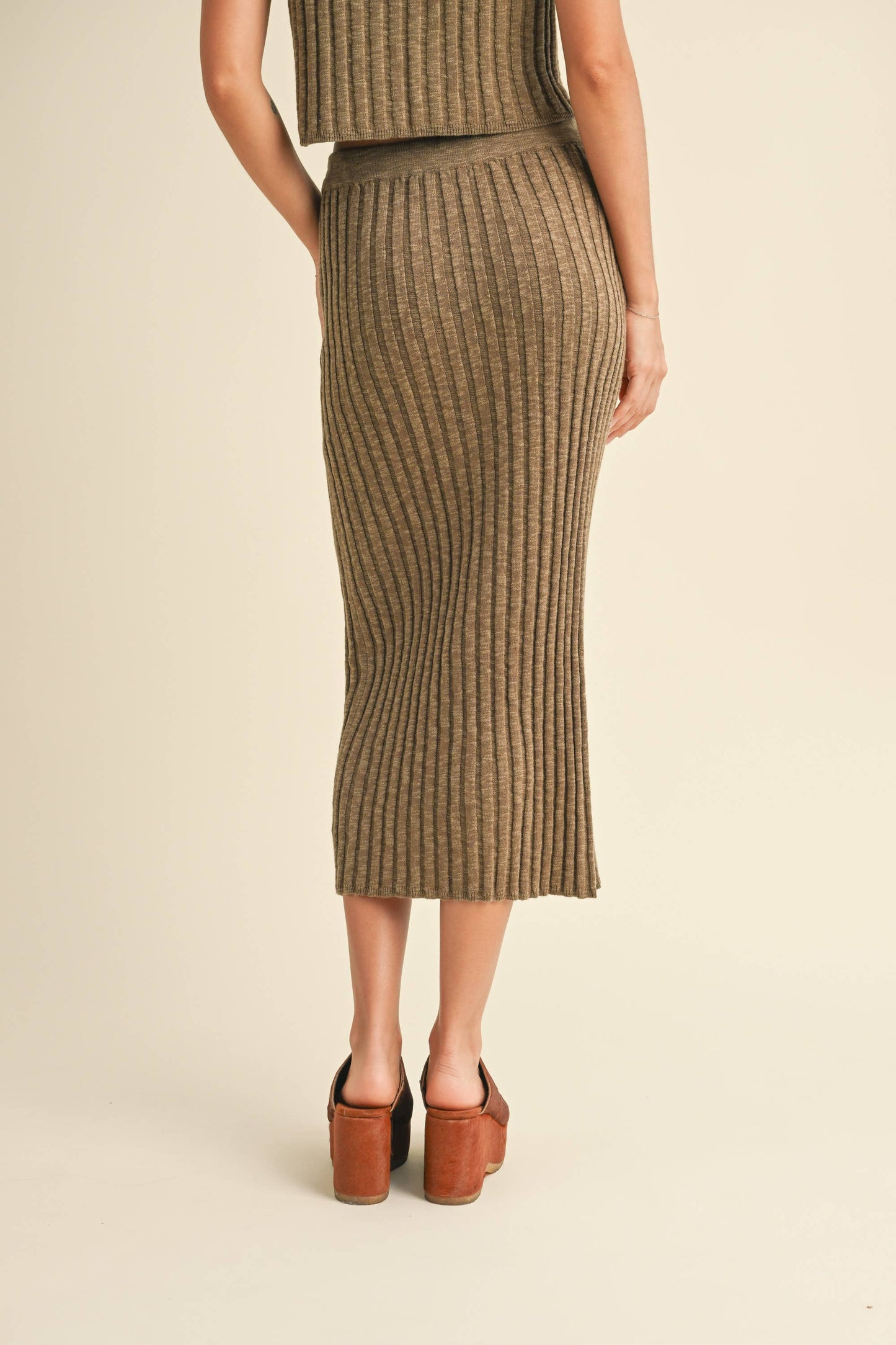 S3930ST RIBBED LONG KNITTED SKIRT: MOCHA