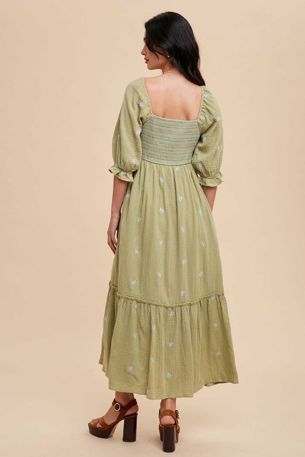 EMBROIDERED COTTON GAUZE SMOCKED DRESS: OFF WHITE / ILD5490