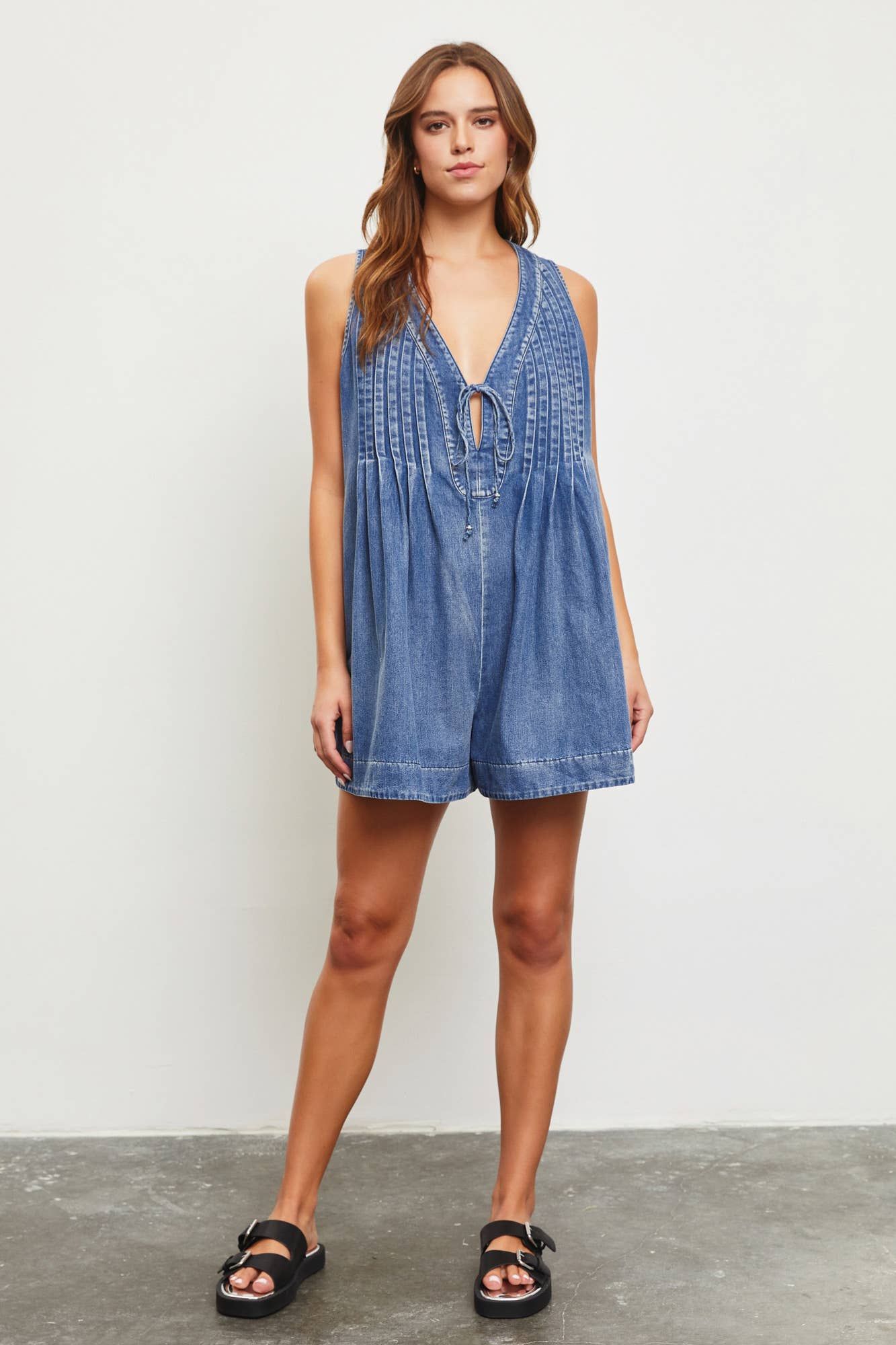 TIE WITH PLEATED DENIM ROMPER: WASHED DENIM / DS0590
