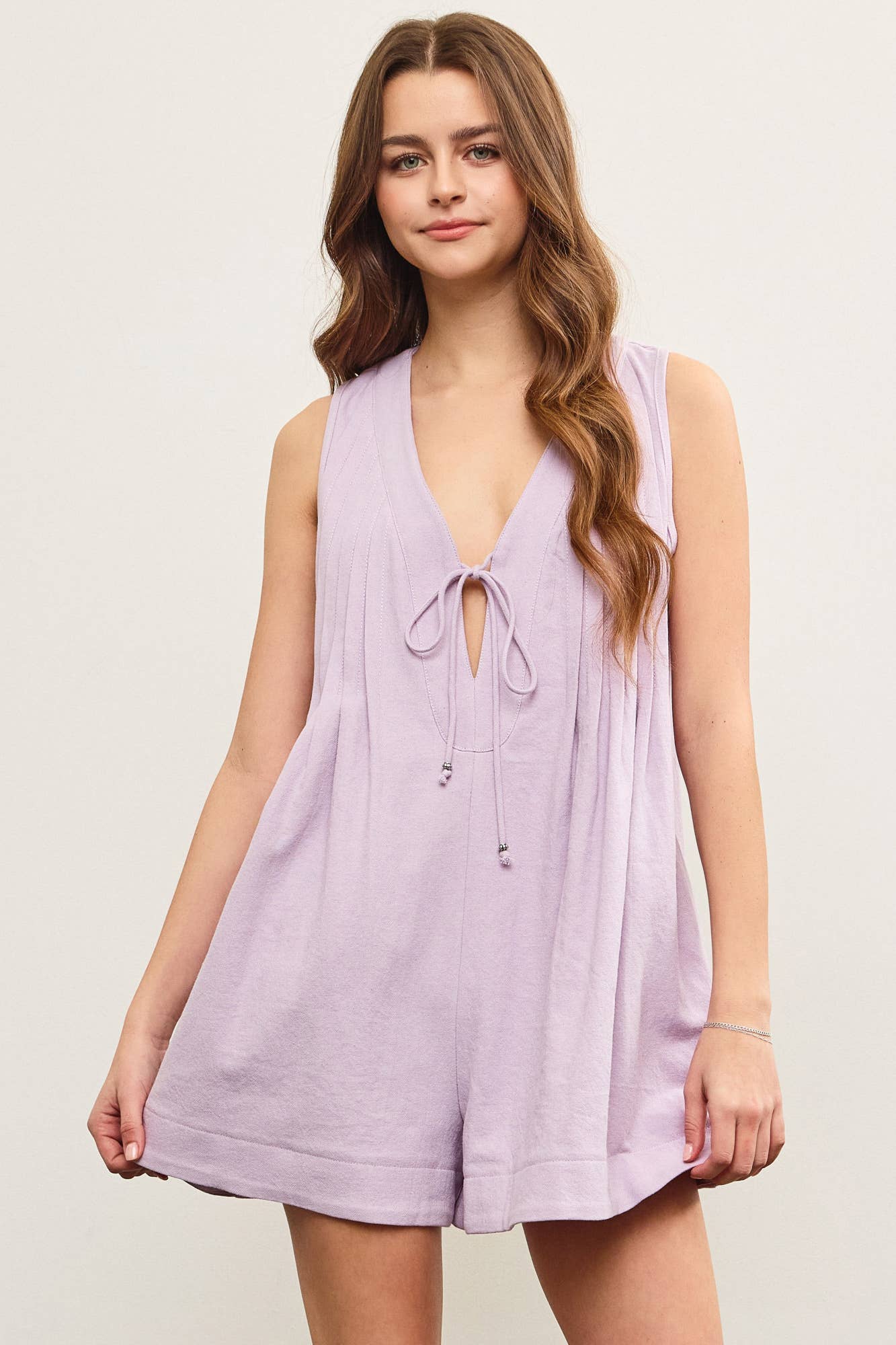 DEEP V NECK TIED FRONT PLEATED SLEEVELESS ROMPER: White / S24721