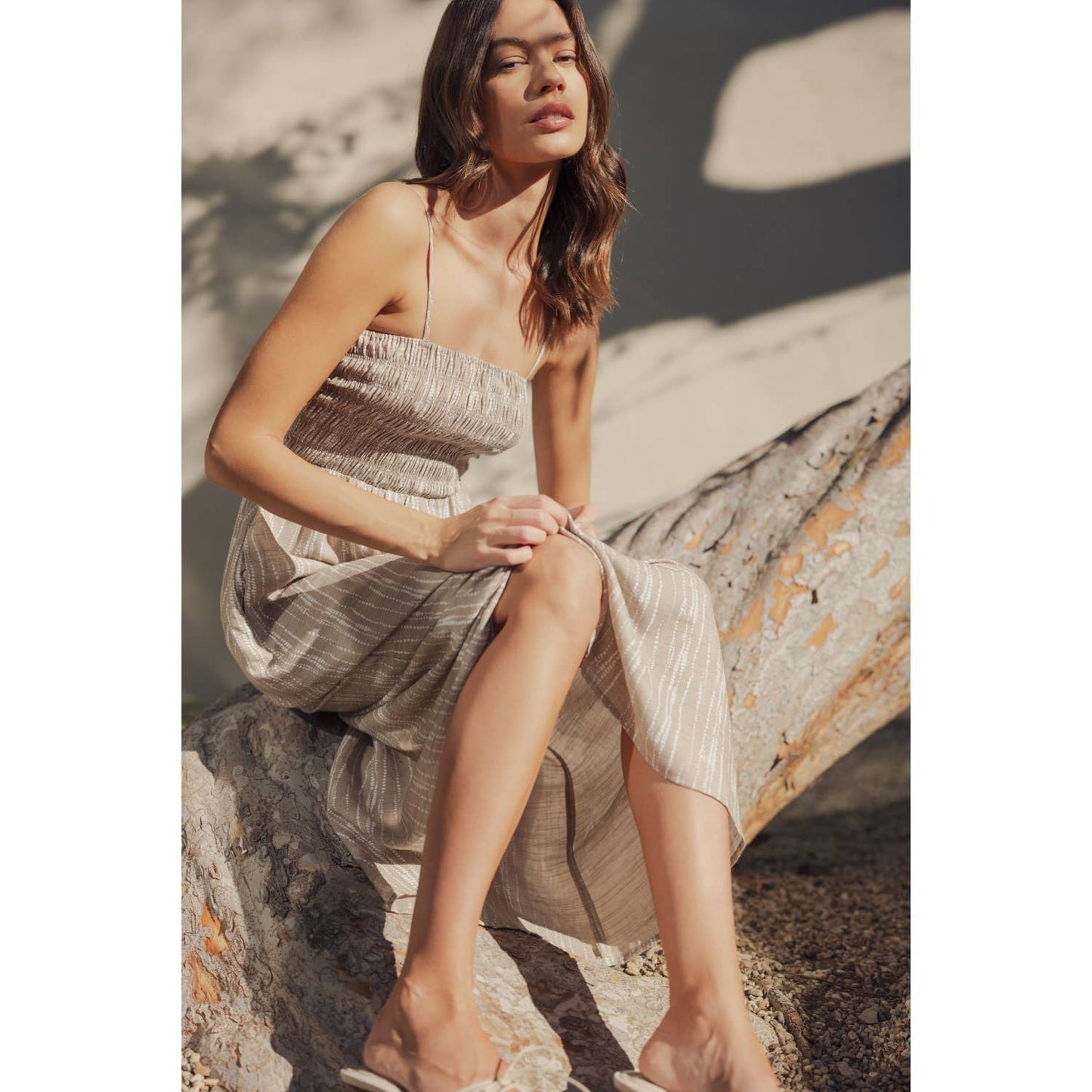 ABSTRACT PRINT SMOCKING DETAIL MIDI DRESS: Taupe / FD67696_1