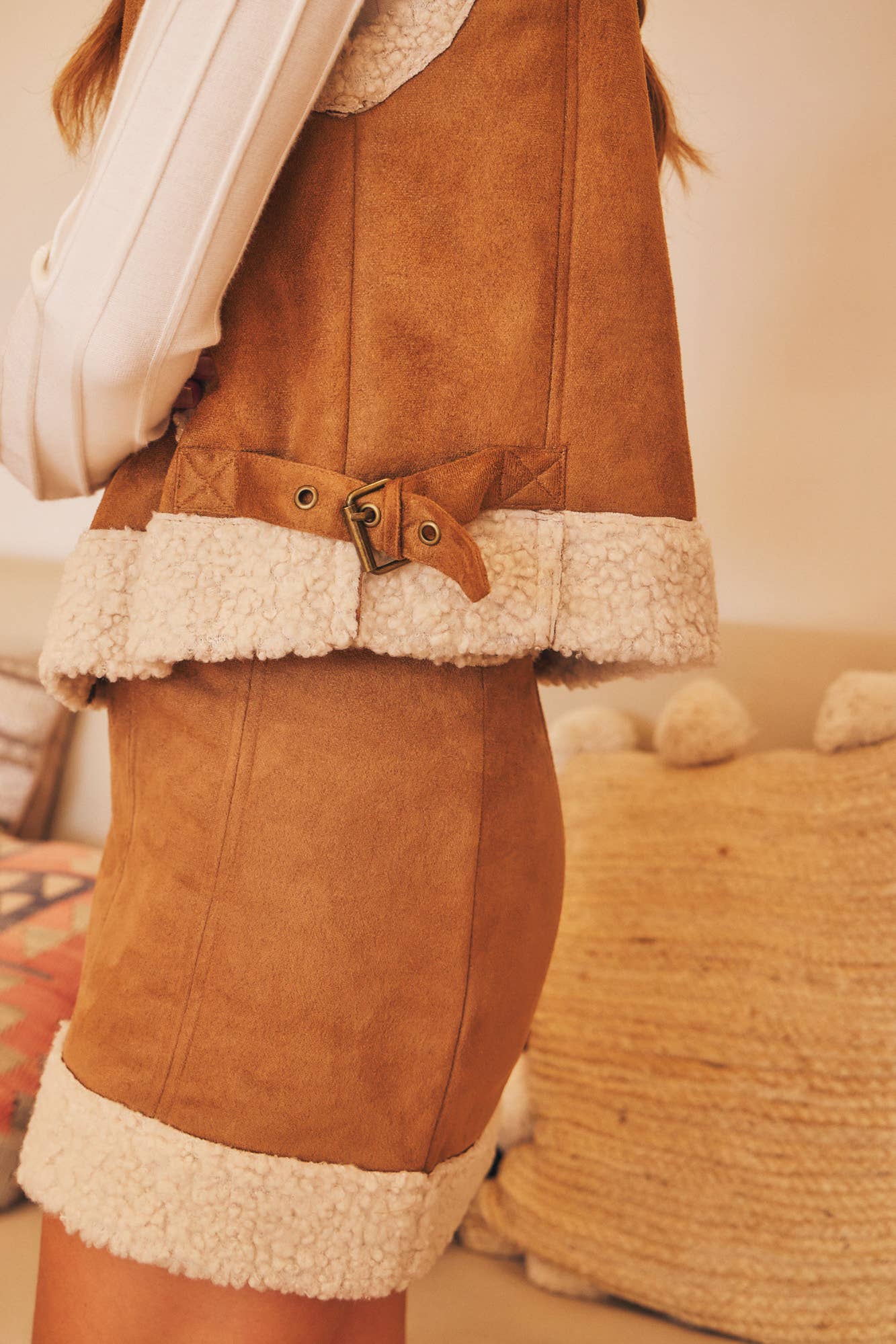 SIDE BUCKLE DETAILED SHEARING MUSTANG VEST: HICKORY BROWN / S23973