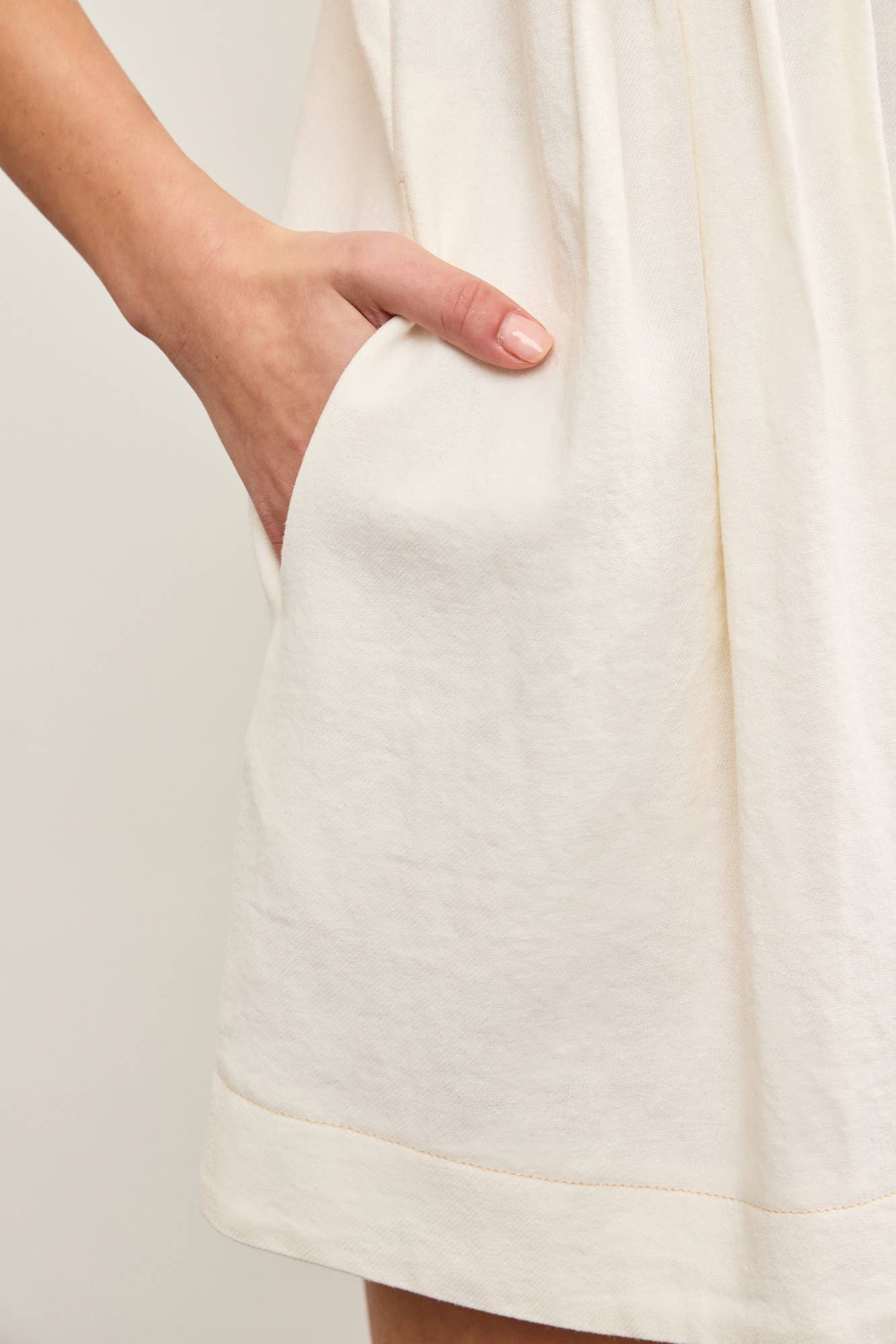 DEEP V NECK TIED FRONT PLEATED SLEEVELESS ROMPER: White / S24721