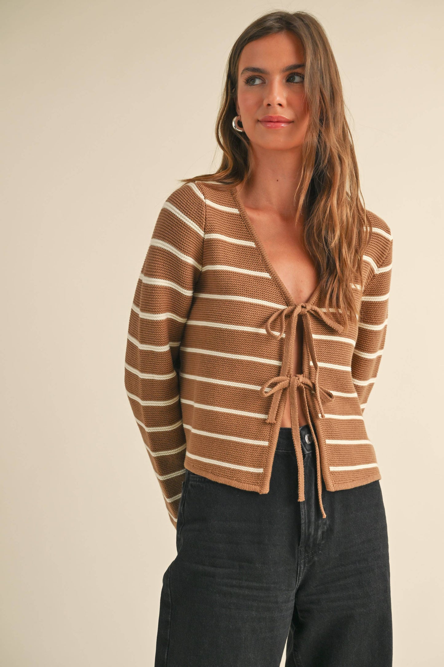 J4757   STRIPED TIED FRONT CARDIGAN: MOCHA/WHITE