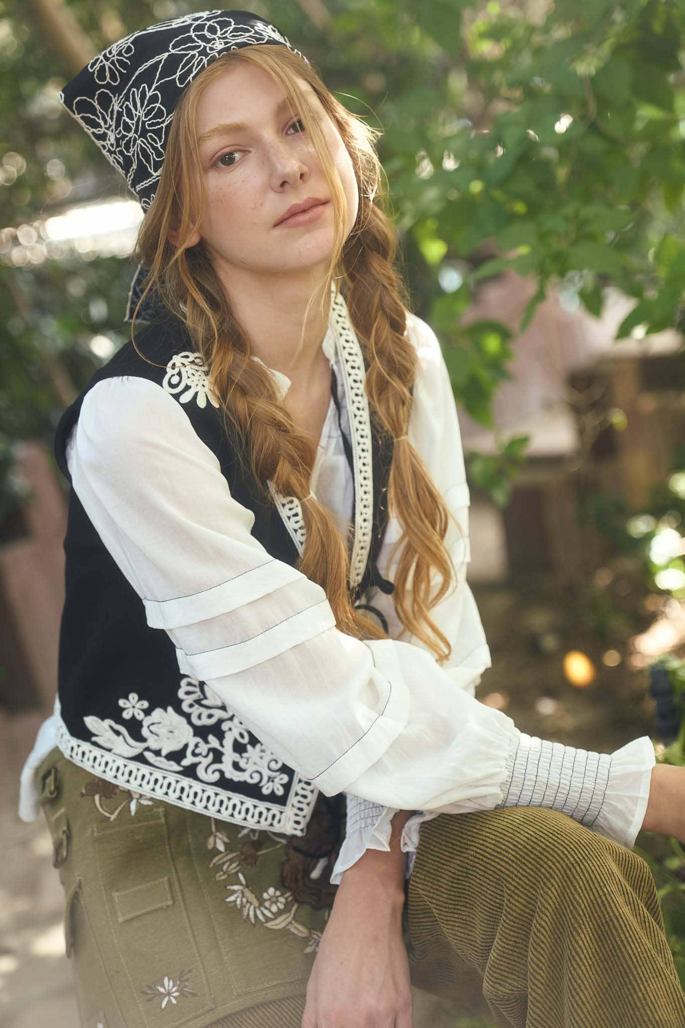 EMBROIDERY DETAIL FRONT TIE SLEEVELESS VEST: ECRU B5SJ1011