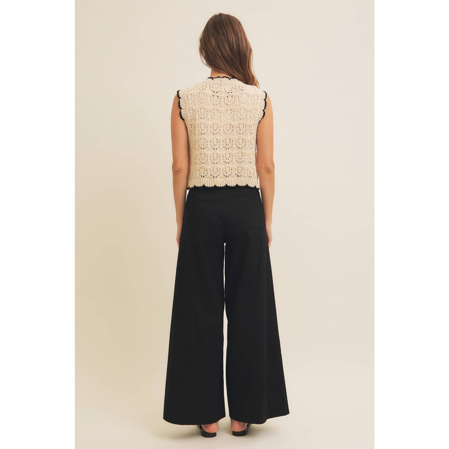 CROCHET SWEATER VEST WITH SCALLOP AND BOW DETAILS: NATURAL/BLACK / 1719SW