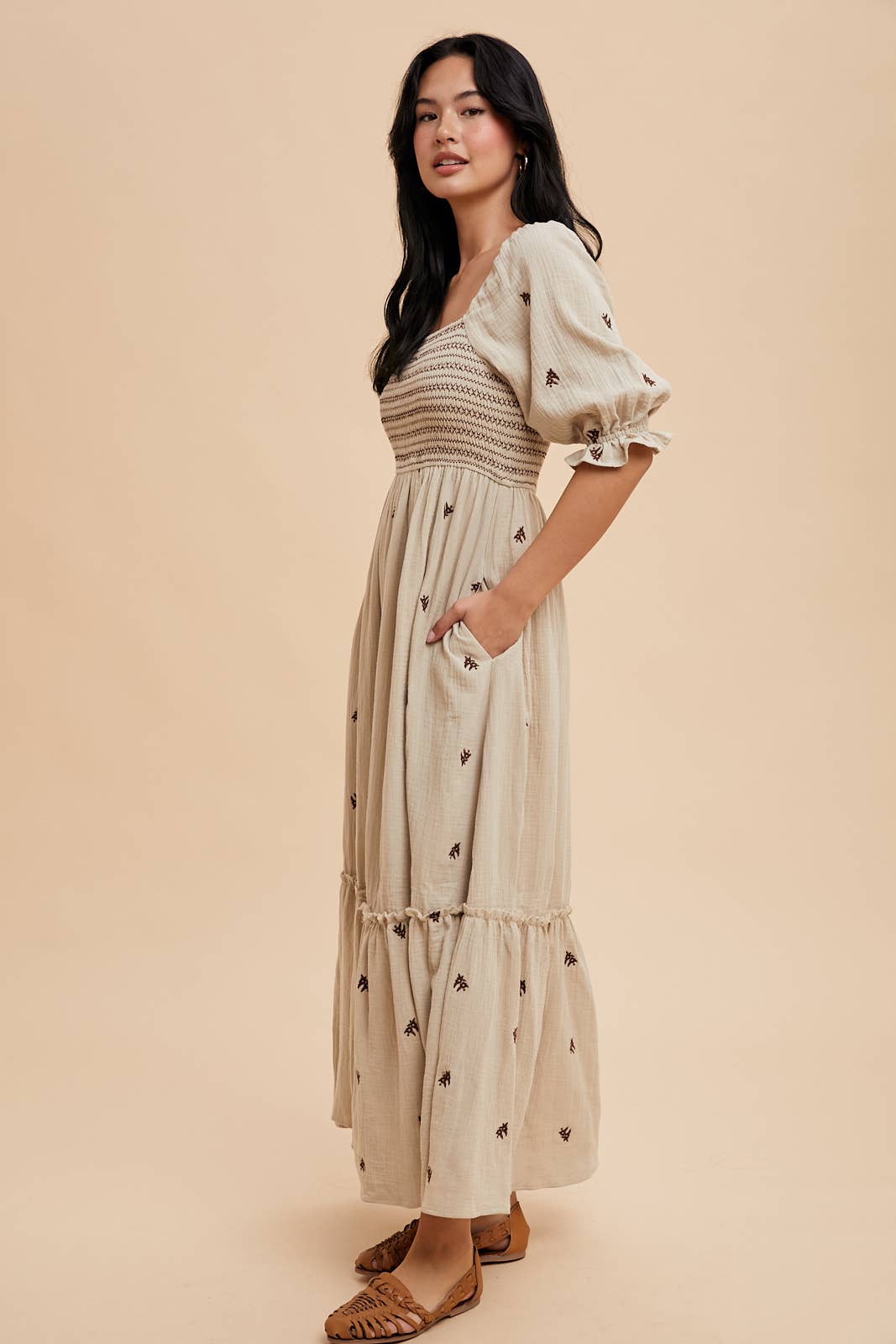 EMBROIDERED COTTON GAUZE SMOCKED DRESS: OFF WHITE / ILD5490