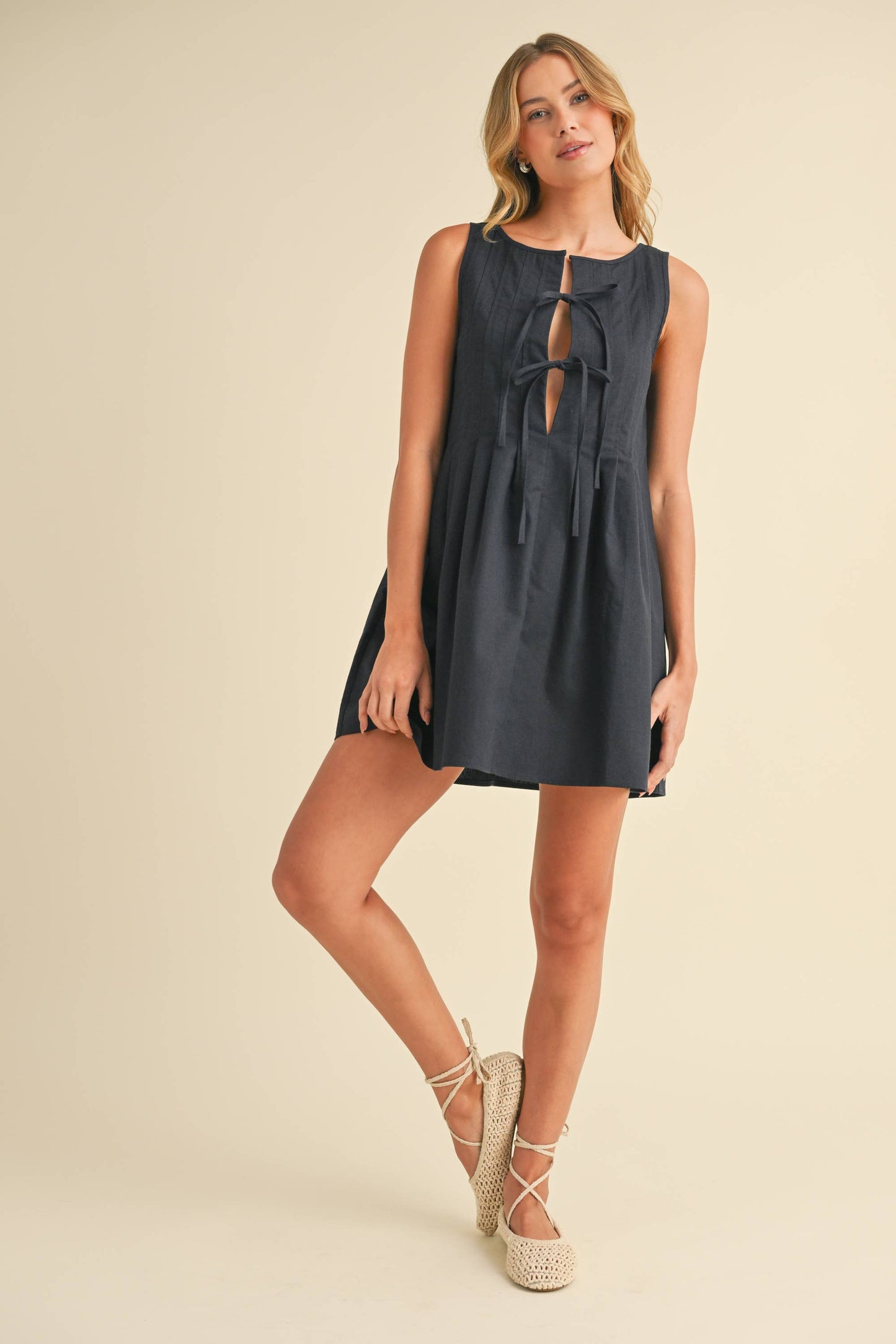 ID8996 LINEN PINTUCKED MINI DRESS WITH FRONT TIE DETAILS: NAVY