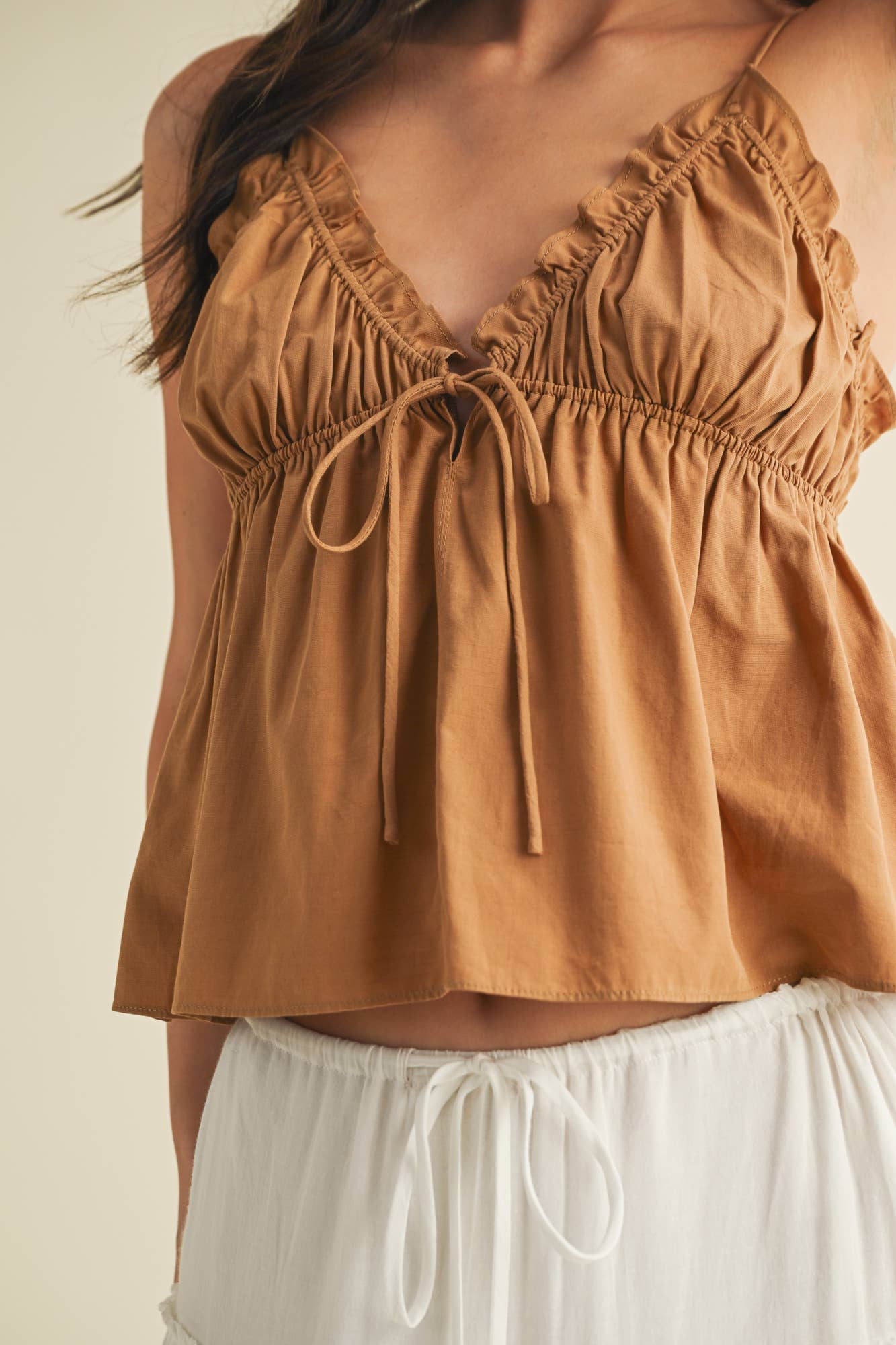 ELASTIC RUFFLE V NECK TIED CAMI TOP: Black / S24612