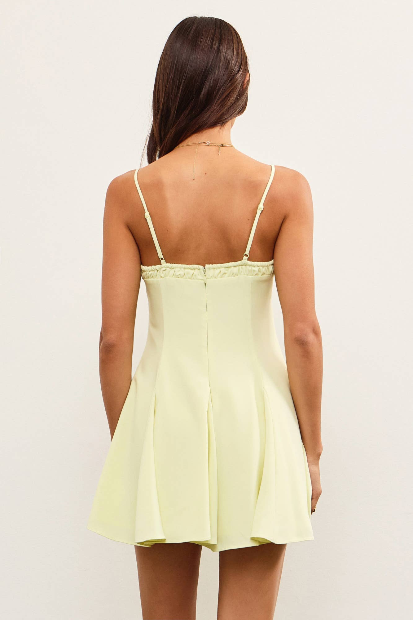 TIE FRONT SHIRRING FLARE CAMI DRESS: Black / C50086