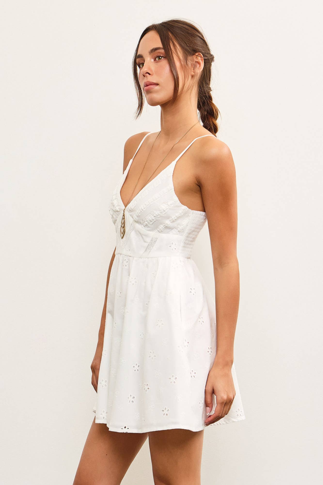 EYELET DETAIL MINI DRESS: White / S24381