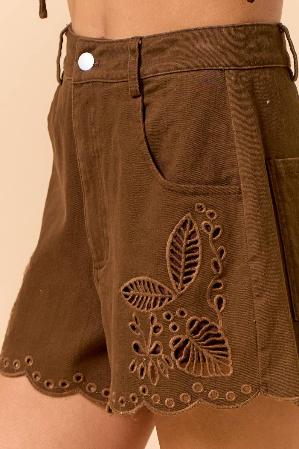 ILP5285 EMBROIDERED SCALLOPED SHORTS: Brown