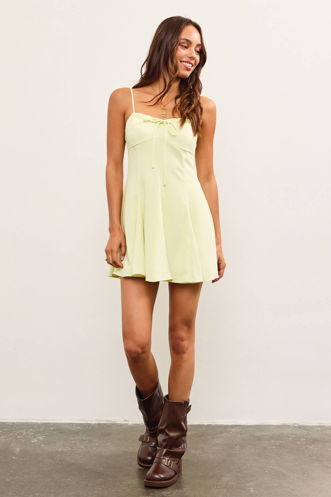 TIE FRONT SHIRRING FLARE CAMI DRESS: Black / C50086