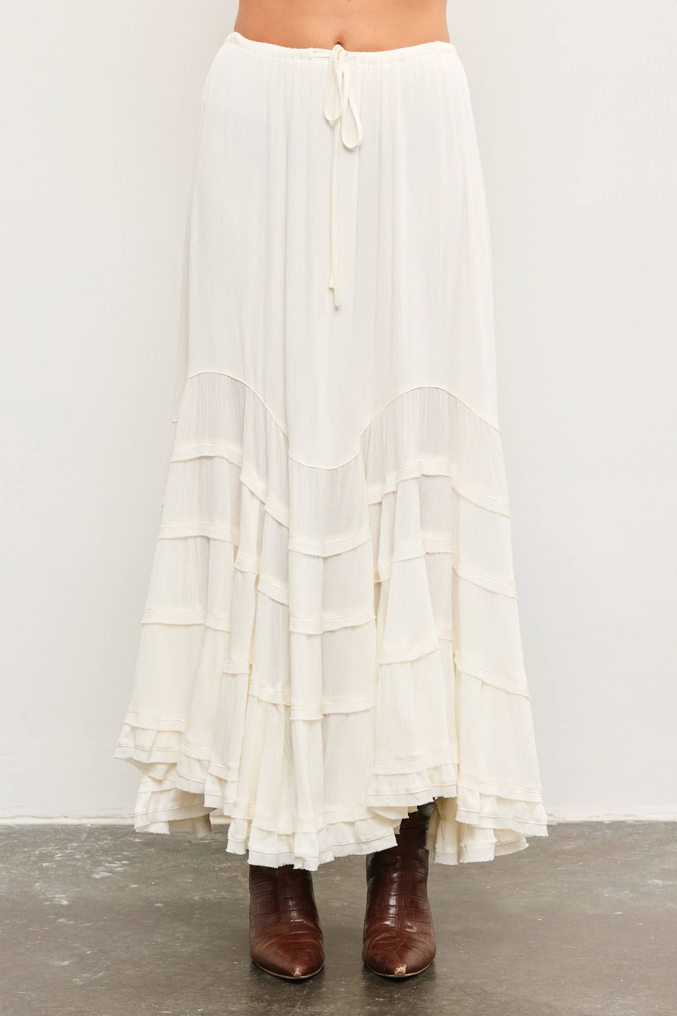 TIE FRONT WAVE TIERED SKIRT: OFF WHITE / S24230
