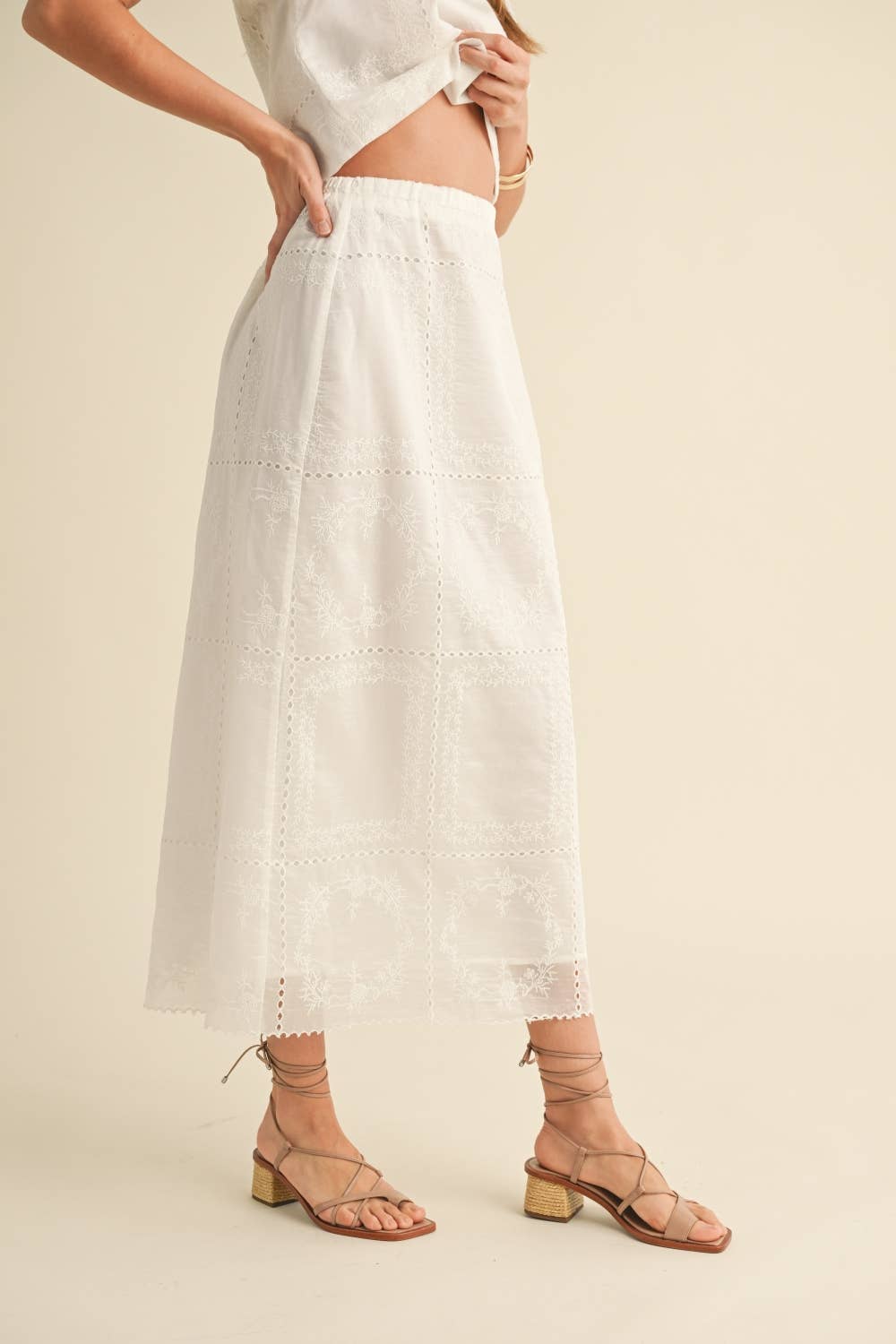 S4843ST EYELET DETAIL SKIRT: WHITE
