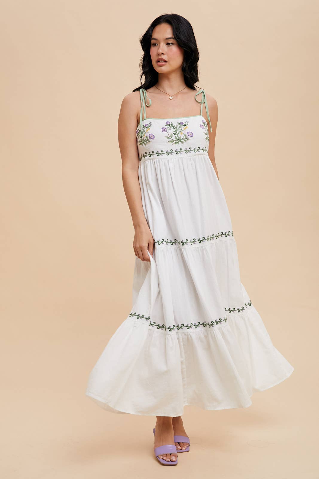 EMBROIDERED TIERED MAXI DRESS: Off-White / ILD6175