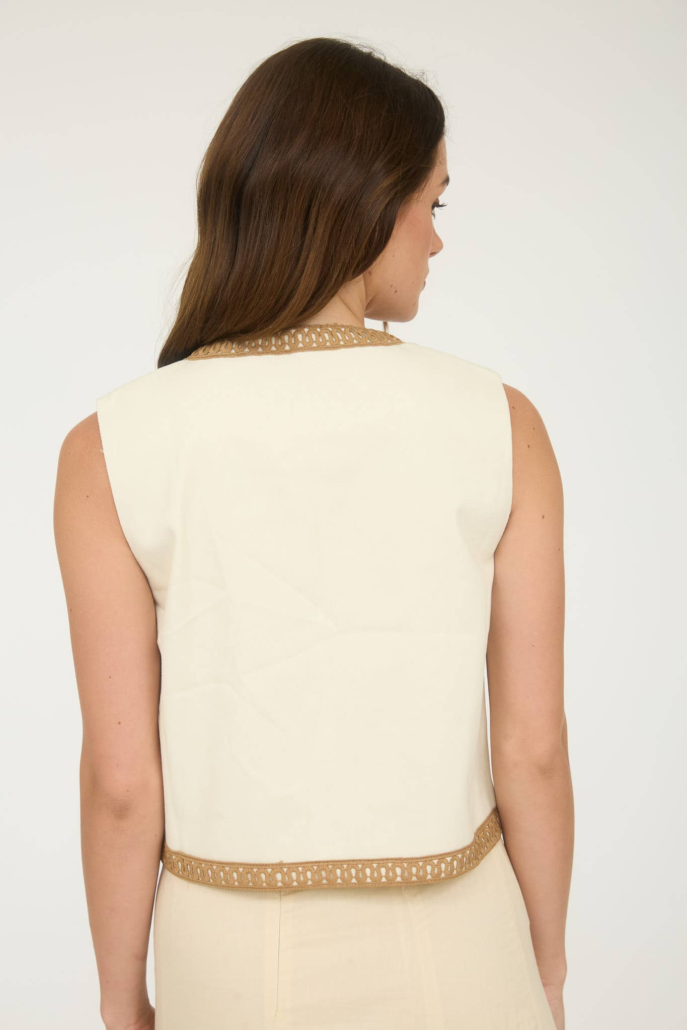 EMBROIDERY DETAIL FRONT TIE SLEEVELESS VEST: ECRU B5SJ1011
