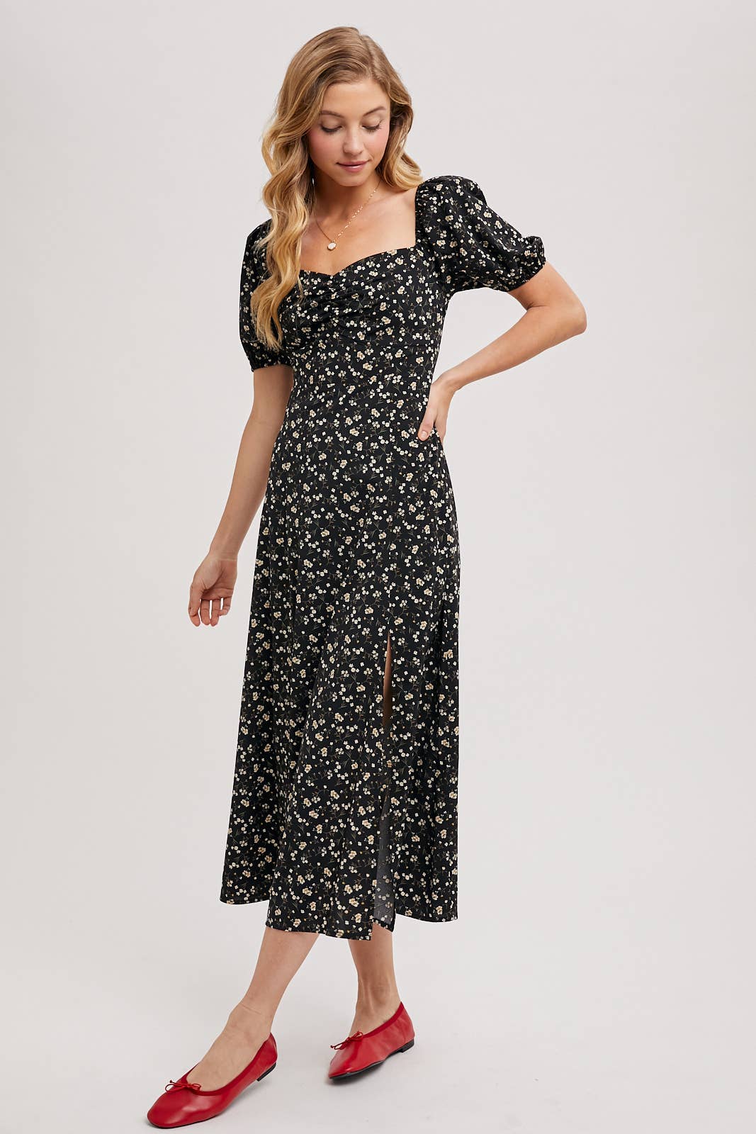 DITSY FLORAL PRINT SWEETHEART NECKLINE MIDI DRESS: Black / D02767