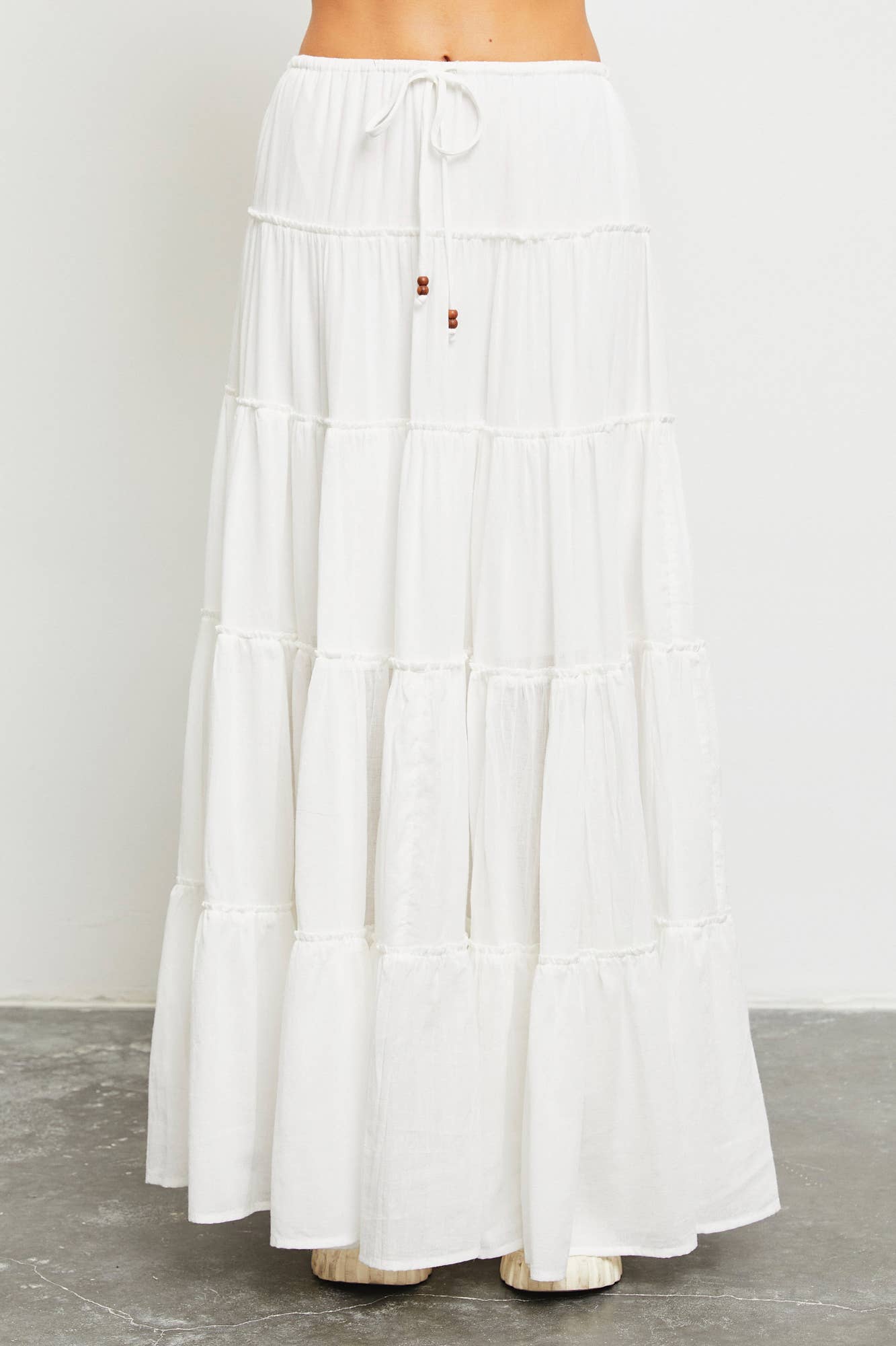 DRAWSTRING DETAIL TIERED MAXI SKIRT: OFF WHITE / S22856