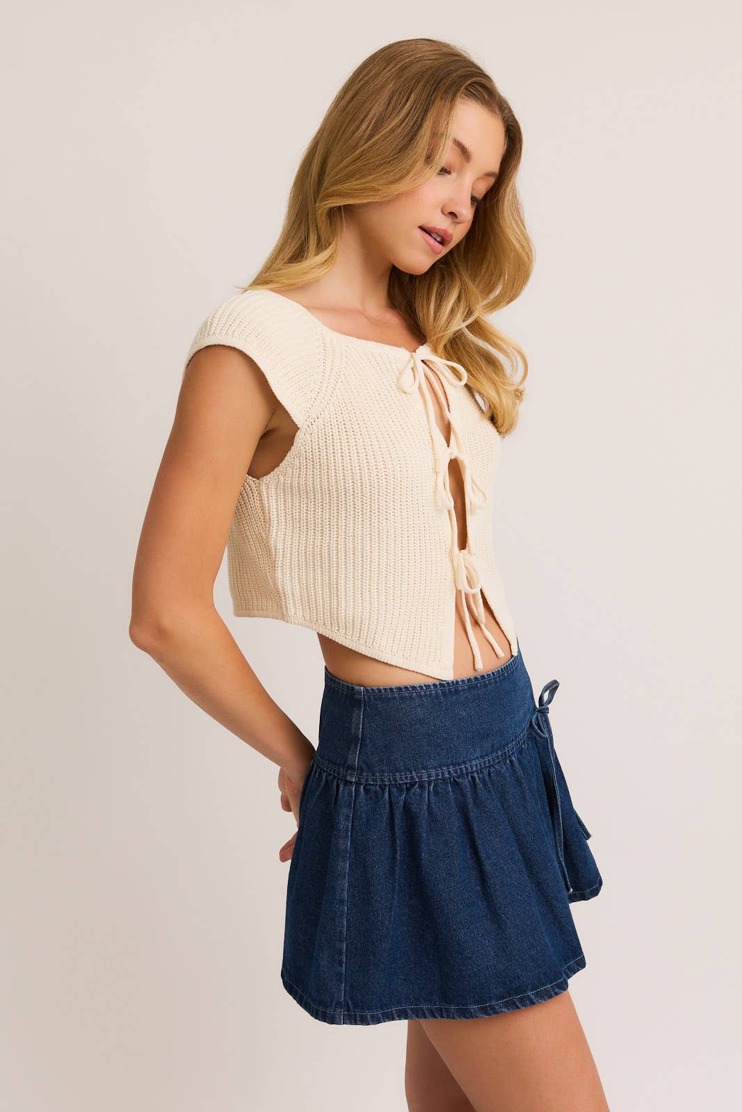 FRONT TIE SLEEVELESS SWEATER CARDIGAN: CREAM / BWJ1212