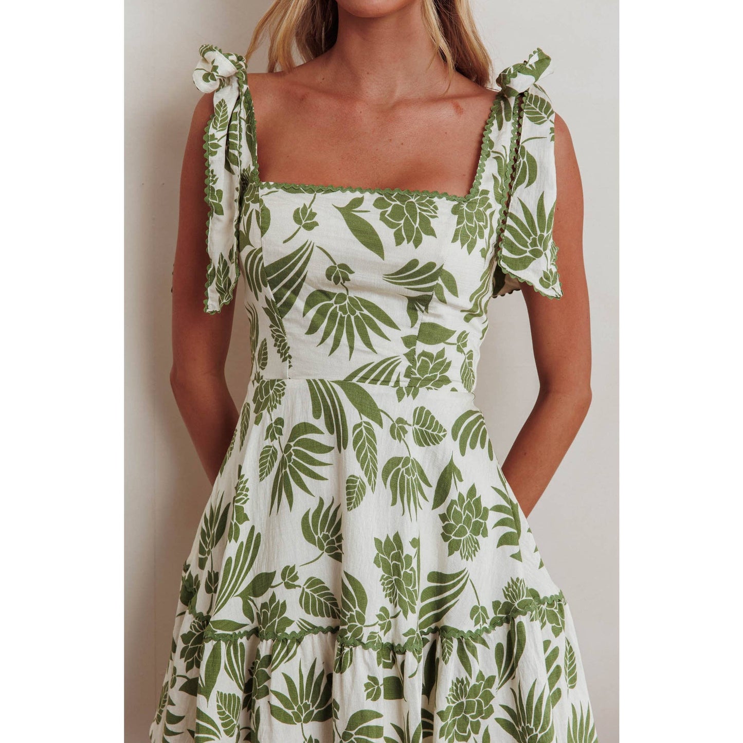 SHOULDER STRAP TIED MINI DRESS: BEIGE / SR1313D