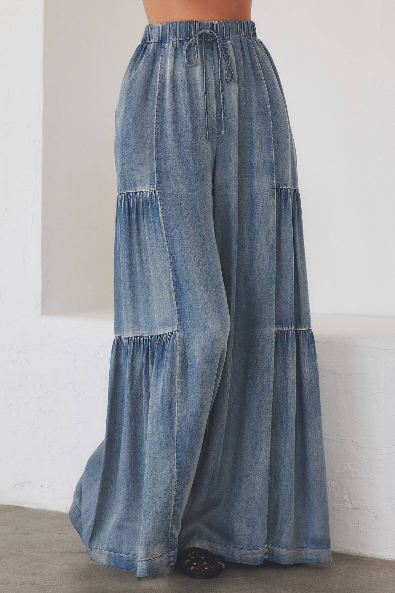 RUFFLED SIDE WASHED DENIM WIDE PANTS: WASHED DENIM / DS0417