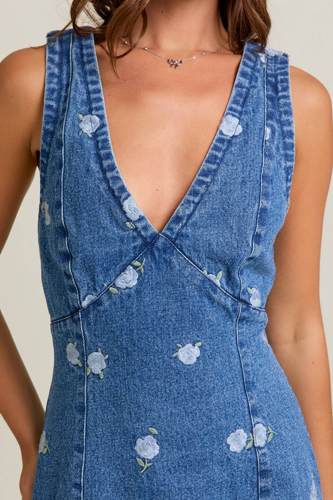 SLEEVELESS V-NECK ROSE EMBROIDERY DENIM DRESS: DENIM BLUE FLORAL / ID5691